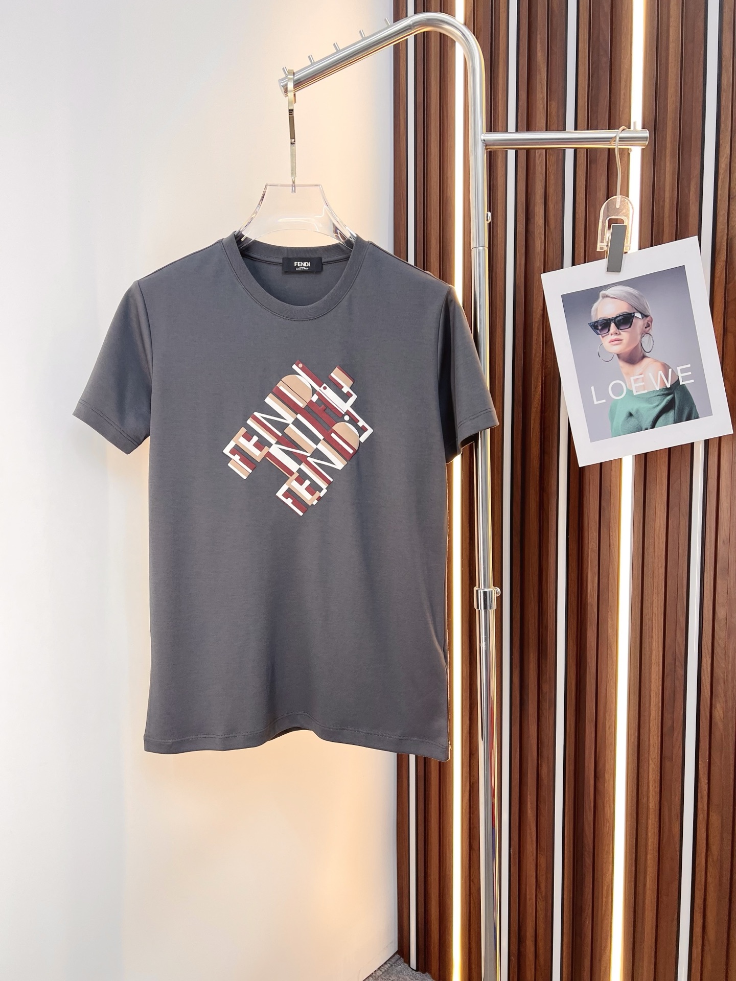 NO:774675,FENDI Fendi 2026 new summer short-sleeved T-shirt, the exclusive debut of the personalized art series on the entire network. The versatile details are perfectly processed and the pure cotton fabric is very exquisite. The original fabric is the same high version of the Internet celebrity star. The high-quality feel is very comfortable, fashionable and personalized. A super versatile and good-looking one. Size M-3XL,,fendi,fendi,T-shirt,tees,t-shirt,19860909FENDI 芬迪 2026夏季新款短袖T恤,个性艺术系列全网独家首发 百搭款细节处理完美纯棉面料十分精致 原版面料 网红明星同款高版本 高品质手感非常舒服 时尚又个性 超级百搭好看的一款.码数M-3XL,,fendi,fendi,T-shirt,tees，t-shirt,,Men's clothing