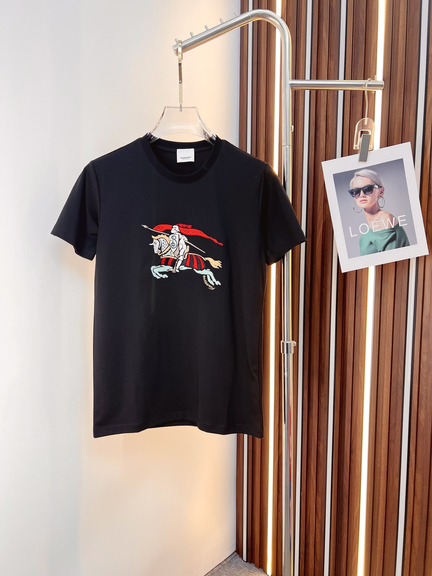 NO:774679,Burberry 2026 new summer short-sleeved T-shirt, the exclusive debut of the personalized art series on the entire network. The versatile details are perfectly processed and the pure cotton fabric is very exquisite. The original fabric is the same high version as the Internet celebrity star. The high-quality feel is very comfortable, fashionable and personalized. A super versatile and good-looking one. Size M-3XL,, burberry, burberry, T-shirt, tees, t-shirt,19860909Burberry 巴宝莉 2026夏季新款短袖T恤,个性艺术系列全网独家首发 百搭款细节处理完美纯棉面料十分精致 原版面料 网红明星同款高版本 高品质手感非常舒服 时尚又个性 超级百搭好看的一款.码数M-3XL,,burberry,burberry,T-shirt,tees，t-shirt,,Men's clothing