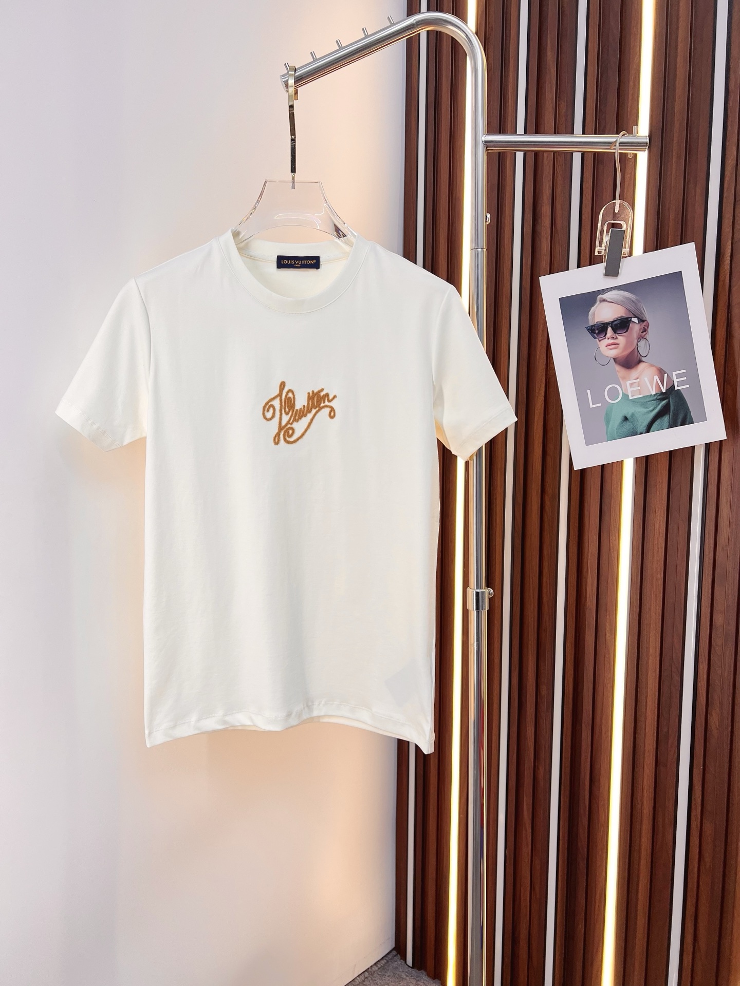 NO:774685,LV 2026 new summer short-sleeved T-shirt, the exclusive debut of the personalized art series on the entire network. The versatile style has perfect details. The pure cotton fabric is very exquisite. The original fabric is the same high version as the Internet celebrity star. The high quality feels very comfortable, fashionable and personalized. It is a super versatile and good-looking one. Size M-3XL, Louis Vuitton, T-shirt, tees, t-shirt,19860909LV 2026夏季新款短袖T恤,个性艺术系列全网独家首发 百搭款细节处理完美纯棉面料十分精致 原版面料 网红明星同款高版本 高品质手感非常舒服 时尚又个性 超级百搭好看的一款.码数M-3XL,,louis vuitton,T-shirt,tees，t-shirt,,Men's clothing