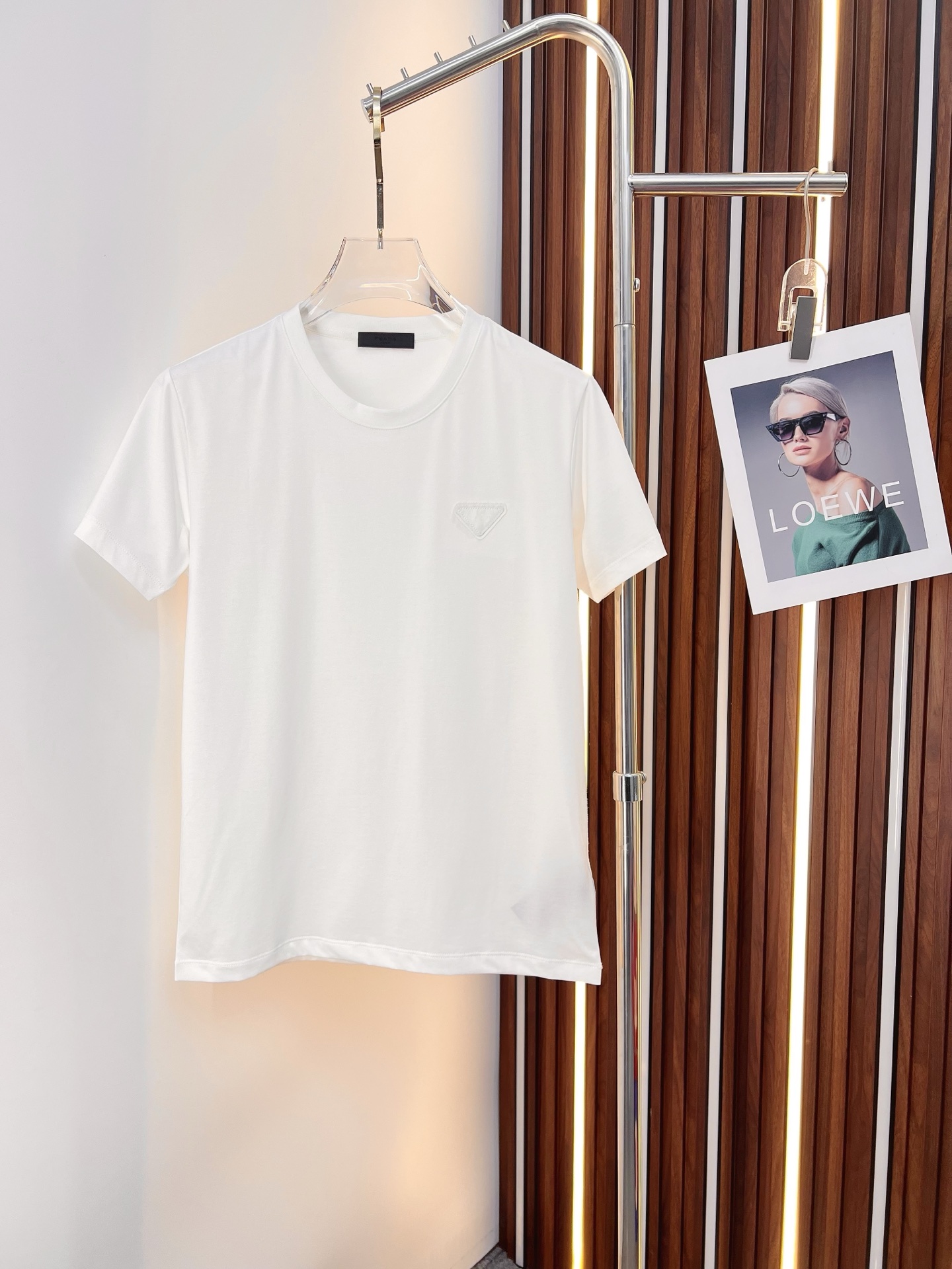 NO:774691,PRADA 2026 new summer short-sleeved T-shirt, the exclusive debut of the personalized art series on the entire network. The versatile details are perfectly processed and the pure cotton fabric is very exquisite. The original fabric is the same high version of the Internet celebrity star. The high-quality feel is very comfortable, fashionable and personalized. A super versatile and good-looking one. Size M-3XL,, prada, prada, T-shirt, tees, t-shirt,19860909PRADA 普拉达 2026夏季新款短袖T恤,个性艺术系列全网独家首发 百搭款细节处理完美纯棉面料十分精致 原版面料 网红明星同款高版本 高品质手感非常舒服 时尚又个性 超级百搭好看的一款.码数M-3XL,,prada,prada,T-shirt,tees，t-shirt,,Men's clothing
