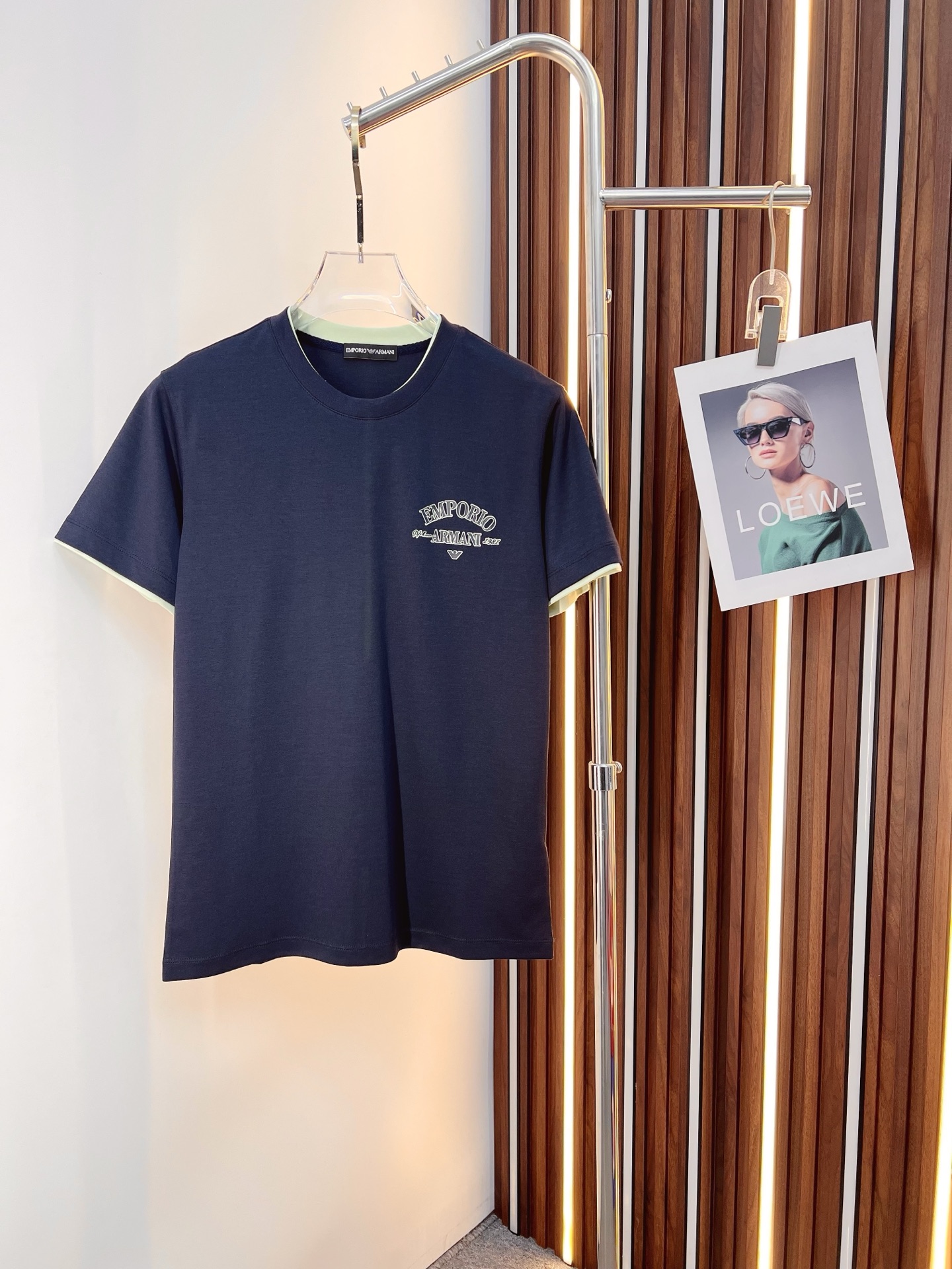 NO:774697,Armani Armani 2026 new summer short-sleeved T-shirt, the exclusive debut of the personalized art series on the entire network. The versatile details are perfectly processed and the pure cotton fabric is very exquisite. The original fabric is the same high version as the Internet celebrity star. The high-quality feel is very comfortable, fashionable and personalized. A super versatile and good-looking one. Size M-3XL,, armani, armani, T-shirt, tees, t-shirt,19860909Armani 阿玛尼 2026夏季新款短袖T恤,个性艺术系列全网独家首发 百搭款细节处理完美纯棉面料十分精致 原版面料 网红明星同款高版本 高品质手感非常舒服 时尚又个性 超级百搭好看的一款.码数M-3XL,,armani,armani,T-shirt,tees，t-shirt,,Men's clothing