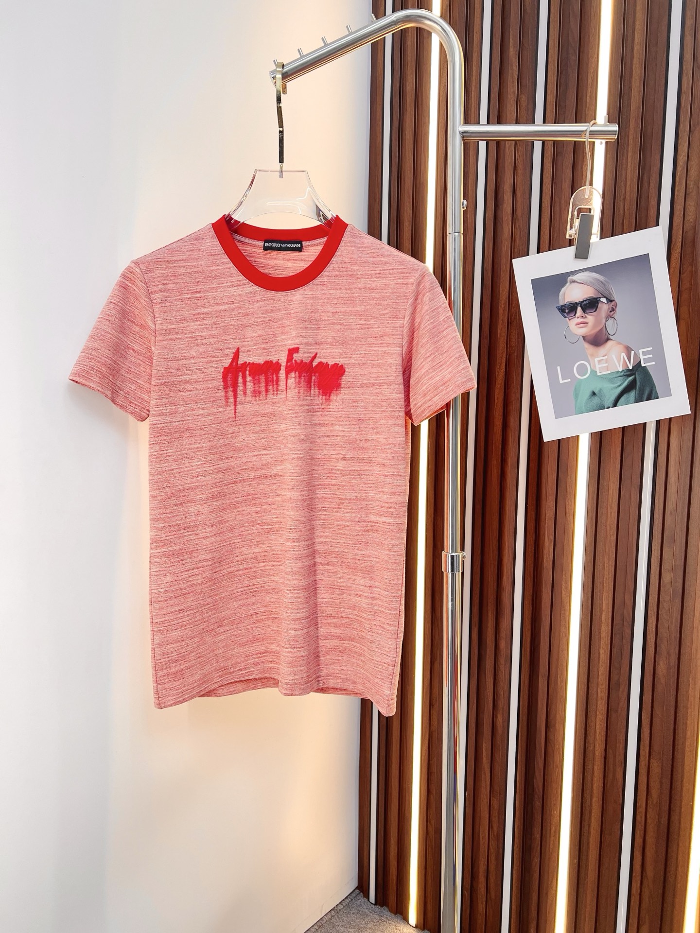 NO:774710,Armani Armani 2026 new summer short-sleeved T-shirt, the exclusive debut of the personalized art series on the entire network. The versatile details are perfectly processed and the pure cotton fabric is very exquisite. The original fabric is the same high version as the Internet celebrity star. The high-quality feel is very comfortable, fashionable and personalized. A super versatile and good-looking one. Size M-3XL,, armani, armani, T-shirt, tees, t-shirt,19860909Armani 阿玛尼 2026夏季新款短袖T恤,个性艺术系列全网独家首发 百搭款细节处理完美纯棉面料十分精致 原版面料 网红明星同款高版本 高品质手感非常舒服 时尚又个性 超级百搭好看的一款.码数M-3XL,,armani,armani,T-shirt,tees，t-shirt,,Men's clothing