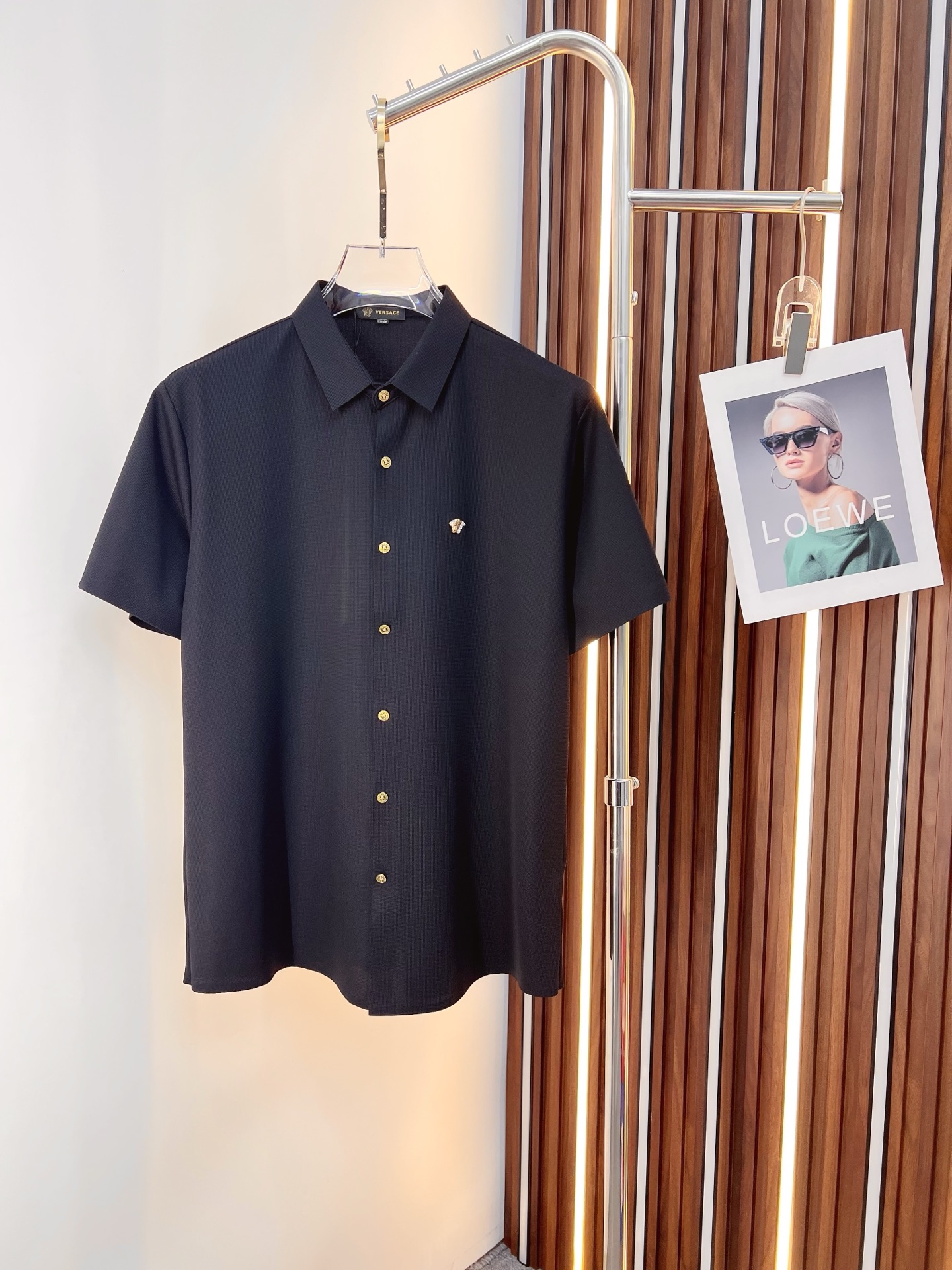 NO:846568,Versace 2026ss spring and summer fashion popular short-sleeved shirt, sold through trading company channels, in perfect condition, belongs to the cabinet level, predictable hot style, advanced customized imported long-staple cotton fabric, master tailoring, invincible texture, excellent skin-friendly, very outstanding aesthetic design, exquisite craftsmanship, smooth lines, perfect match!  Easily upgrade your sense of fashion, with high recognition, great upper body effect, extremely sophisticated and rigorous workmanship, neat and meticulous wiring, it can be worn for business or daily leisure!  Counter size M-3xl,,versace,shirts,T-shirt,19860909范思哲 2026ss春夏时尚大爆款短袖衬衫,贸易公司渠道货,品相完美如斯,属于入柜级别,可预见性的爆款,高级定制进口长绒棉面料,大师级剪裁,质感无敌,亲肤性极佳,非常出彩的美学设计,工艺精湛,线条流畅,完美搭配！轻松将时髦感进阶,有着高强辨识度,上身效果超赞,做工极为考究严谨,走线工整细致,商务抑或日常休闲均可搭配！专柜尺码 M-3xl,,versace,shirts,T-shirt,,Men's clothing