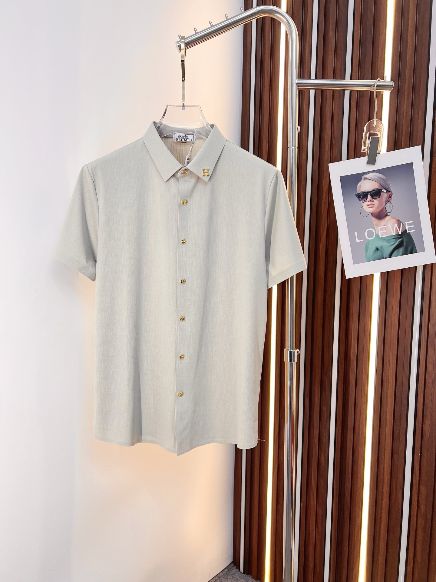 NO:846571,Hermès 2026ss spring and summer fashion hot-selling short-sleeved shirt, sold through trading company channels, in perfect condition, belongs to cabinet level, predictable hot style, advanced customized imported long-staple cotton fabric, master tailoring, invincible texture, excellent skin-friendly, very outstanding aesthetic design, exquisite craftsmanship, smooth lines, perfect match!  Easily upgrade your sense of fashion, with high recognition, great upper body effect, extremely sophisticated and rigorous workmanship, neat and meticulous wiring, it can be worn for business or daily leisure!  Counter size M-3xl,,hermes,shirts,T-shirt,19860909爱马仕 2026ss春夏时尚大爆款短袖衬衫,贸易公司渠道货,品相完美如斯,属于入柜级别,可预见性的爆款,高级定制进口长绒棉面料,大师级剪裁,质感无敌,亲肤性极佳,非常出彩的美学设计,工艺精湛,线条流畅,完美搭配！轻松将时髦感进阶,有着高强辨识度,上身效果超赞,做工极为考究严谨,走线工整细致,商务抑或日常休闲均可搭配！专柜尺码 M-3xl,,hermes,shirts,T-shirt,,Men's clothing