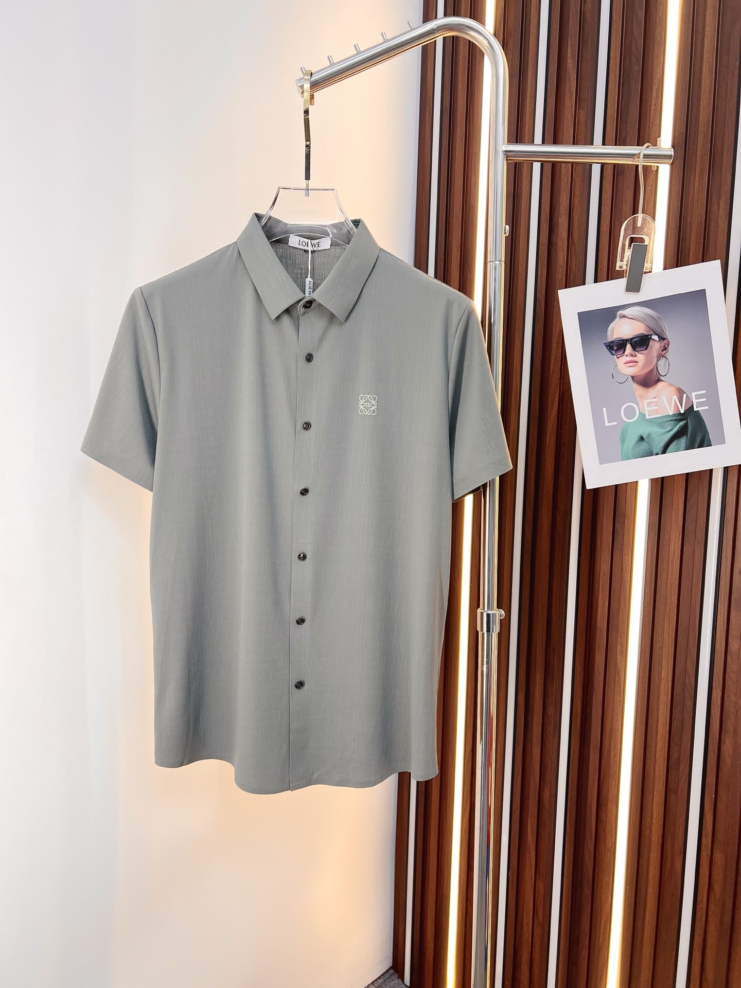 NO:846573,Luo Yiwei's 2026ss spring and summer fashion hot-selling short-sleeved shirt, sold through trading company channels, in perfect condition, belongs to the cabinet level, predictable hot style, advanced custom-made imported long-staple cotton fabric, master tailoring, invincible texture, excellent skin-friendly, very outstanding aesthetic design, exquisite craftsmanship, smooth lines, perfect match!  Easily upgrade your sense of fashion, with high recognition, great upper body effect, extremely sophisticated and rigorous workmanship, neat and meticulous wiring, it can be worn for business or daily leisure!  Counter size M-3xl,,loewe,shirts,T-shirt,19860909罗意威 2026ss春夏时尚大爆款短袖衬衫,贸易公司渠道货,品相完美如斯,属于入柜级别,可预见性的爆款,高级定制进口长绒棉面料,大师级剪裁,质感无敌,亲肤性极佳,非常出彩的美学设计,工艺精湛,线条流畅,完美搭配！轻松将时髦感进阶,有着高强辨识度,上身效果超赞,做工极为考究严谨,走线工整细致,商务抑或日常休闲均可搭配！专柜尺码 M-3xl,,loewe,shirts,T-shirt,,Men's clothing