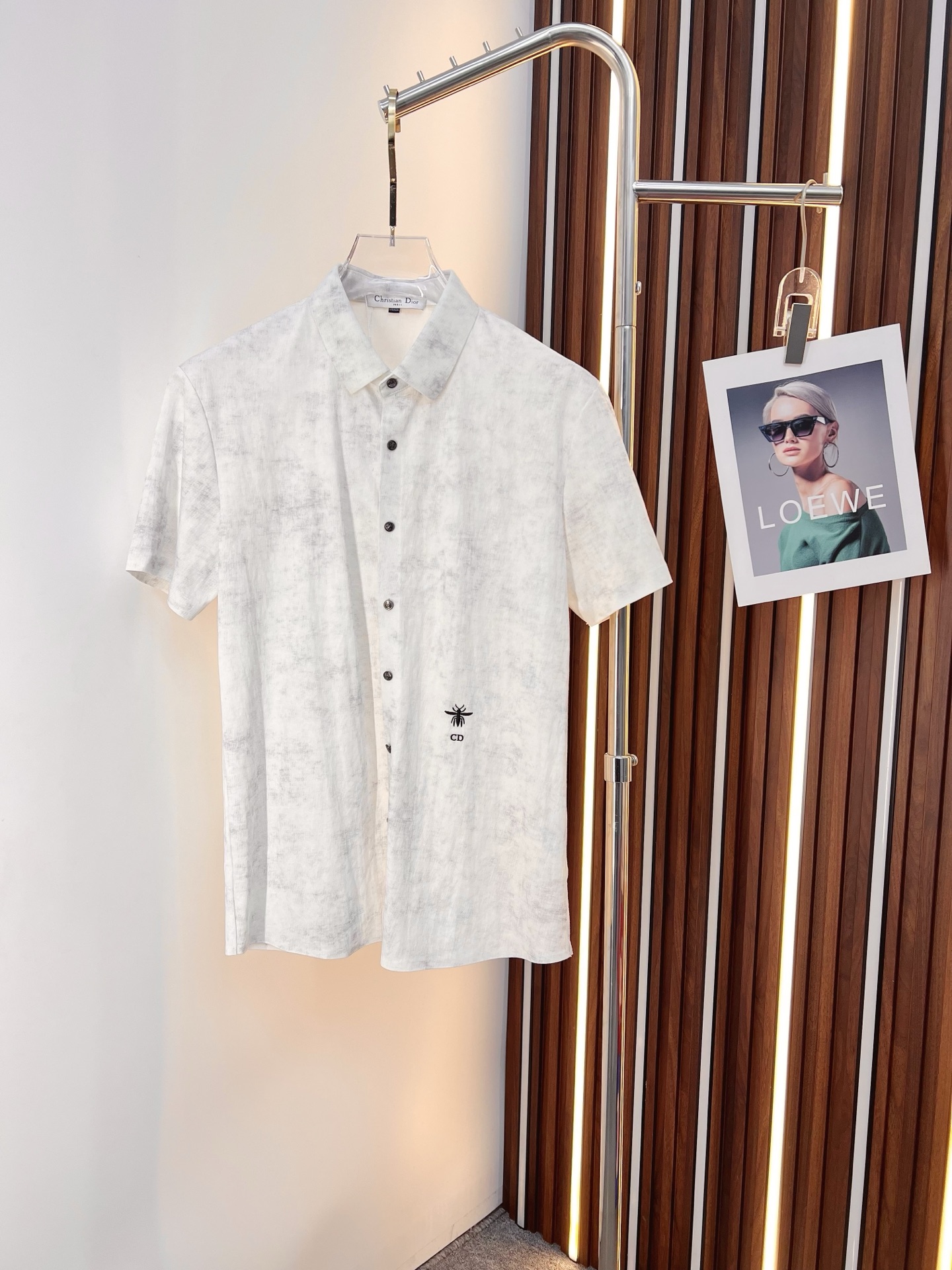NO:846575,Dior Dior 2026ss spring and summer fashion hot-selling short-sleeved shirt, sold through trading company channels, in perfect condition, belongs to cabinet level, predictable hot style, advanced custom imported long-staple cotton fabric, master tailoring, invincible texture, excellent skin-friendly, very outstanding aesthetic design, exquisite craftsmanship, smooth lines, perfect match!  Easily upgrade your sense of fashion, with high recognition, great upper body effect, extremely sophisticated and rigorous workmanship, neat and meticulous wiring, it can be worn for business or daily leisure!  Counter size M-3xl,,dior,dior,shirts,T-shirt,19860909Dior 迪奥 2026ss春夏时尚大爆款短袖衬衫,贸易公司渠道货,品相完美如斯,属于入柜级别,可预见性的爆款,高级定制进口长绒棉面料,大师级剪裁,质感无敌,亲肤性极佳,非常出彩的美学设计,工艺精湛,线条流畅,完美搭配！轻松将时髦感进阶,有着高强辨识度,上身效果超赞,做工极为考究严谨,走线工整细致,商务抑或日常休闲均可搭配！专柜尺码 M-3xl,,dior,dior,shirts,T-shirt,,Men's clothing