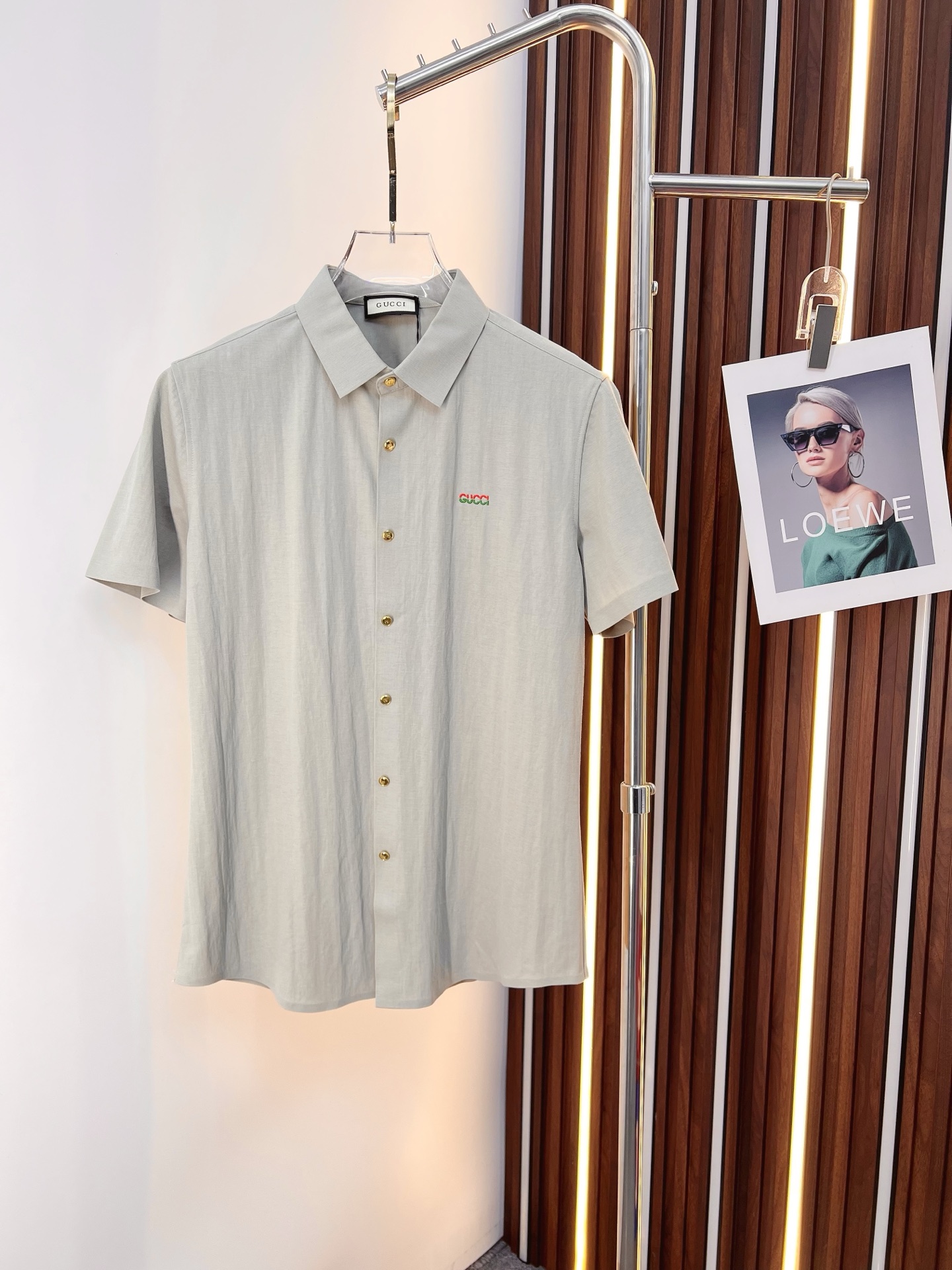 NO:846577,GUCCI Gucci 2026ss spring and summer fashion hot-selling short-sleeved shirt, sold through trading company channels, in perfect condition, belongs to cabinet level, predictable hot style, advanced custom imported long-staple cotton fabric, master tailoring, invincible texture, excellent skin-friendly, very outstanding aesthetic design, exquisite craftsmanship, smooth lines, perfect match!  Easily upgrade your sense of fashion, with high recognition, great upper body effect, extremely sophisticated and rigorous workmanship, neat and meticulous wiring, it can be worn for business or daily leisure!  Counter size M-3xl,,gucci,shirts,T-shirt,19860909GUCCI 古奇 2026ss春夏时尚大爆款短袖衬衫,贸易公司渠道货,品相完美如斯,属于入柜级别,可预见性的爆款,高级定制进口长绒棉面料,大师级剪裁,质感无敌,亲肤性极佳,非常出彩的美学设计,工艺精湛,线条流畅,完美搭配！轻松将时髦感进阶,有着高强辨识度,上身效果超赞,做工极为考究严谨,走线工整细致,商务抑或日常休闲均可搭配！专柜尺码 M-3xl,,gucci,shirts,T-shirt,,Men's clothing