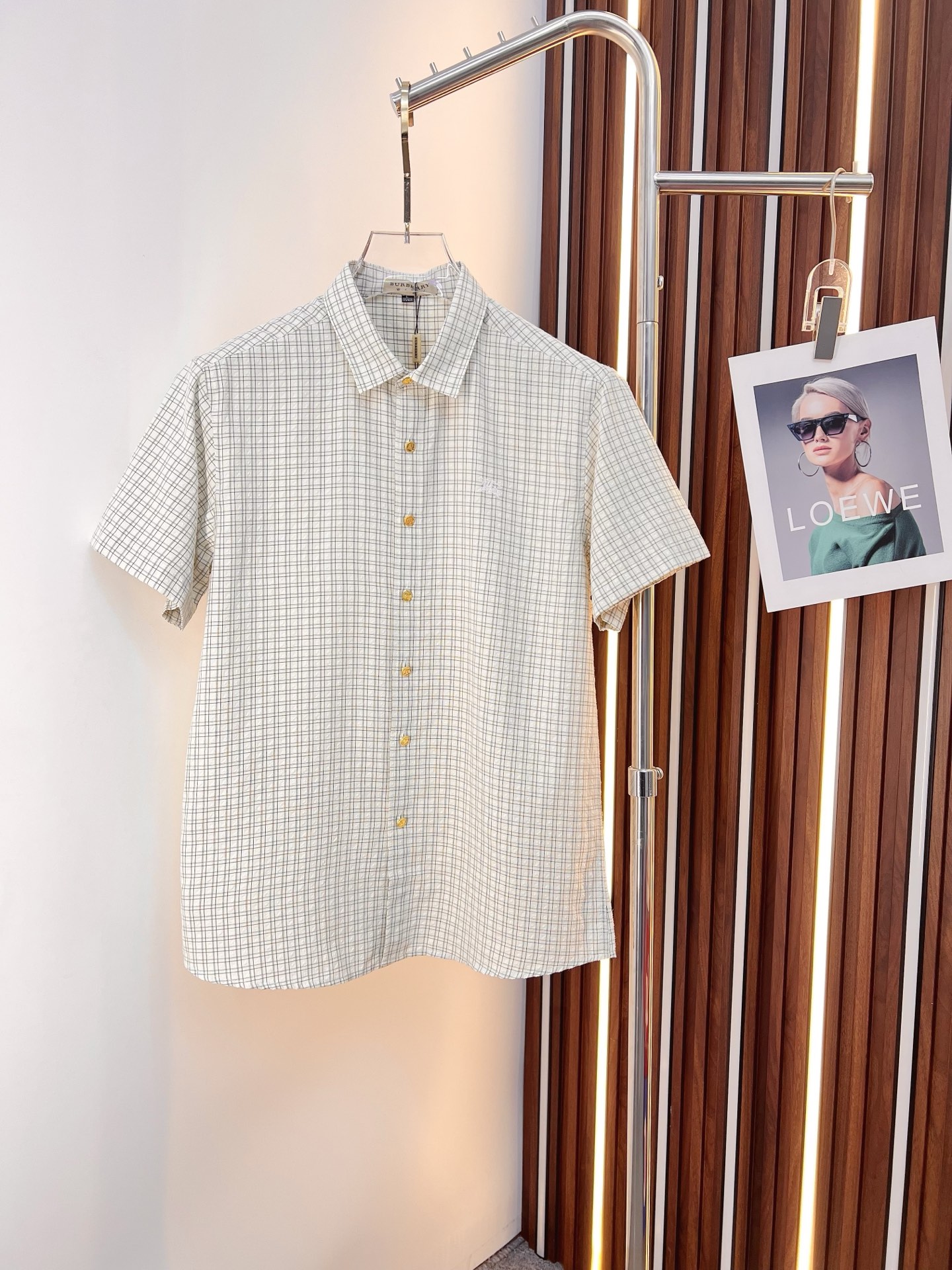 NO:846579,Burberry 2026ss spring and summer fashion hot-selling short-sleeved shirt, sold through trading company channels, in perfect condition, belongs to cabinet level, predictable hot style, advanced customized imported long-staple cotton fabric, master tailoring, invincible texture, excellent skin-friendly, very outstanding aesthetic design, exquisite craftsmanship, smooth lines, perfect match!  Easily upgrade your sense of fashion, with high recognition, great upper body effect, extremely sophisticated and rigorous workmanship, neat and meticulous wiring, it can be worn for business or daily leisure!  Counter size M-3xl,,burberry,burberry,shirts,T-shirt,19860909Burberry 巴宝莉 2026ss春夏时尚大爆款短袖衬衫,贸易公司渠道货,品相完美如斯,属于入柜级别,可预见性的爆款,高级定制进口长绒棉面料,大师级剪裁,质感无敌,亲肤性极佳,非常出彩的美学设计,工艺精湛,线条流畅,完美搭配！轻松将时髦感进阶,有着高强辨识度,上身效果超赞,做工极为考究严谨,走线工整细致,商务抑或日常休闲均可搭配！专柜尺码 M-3xl,,burberry,burberry,shirts,T-shirt,,Men's clothing