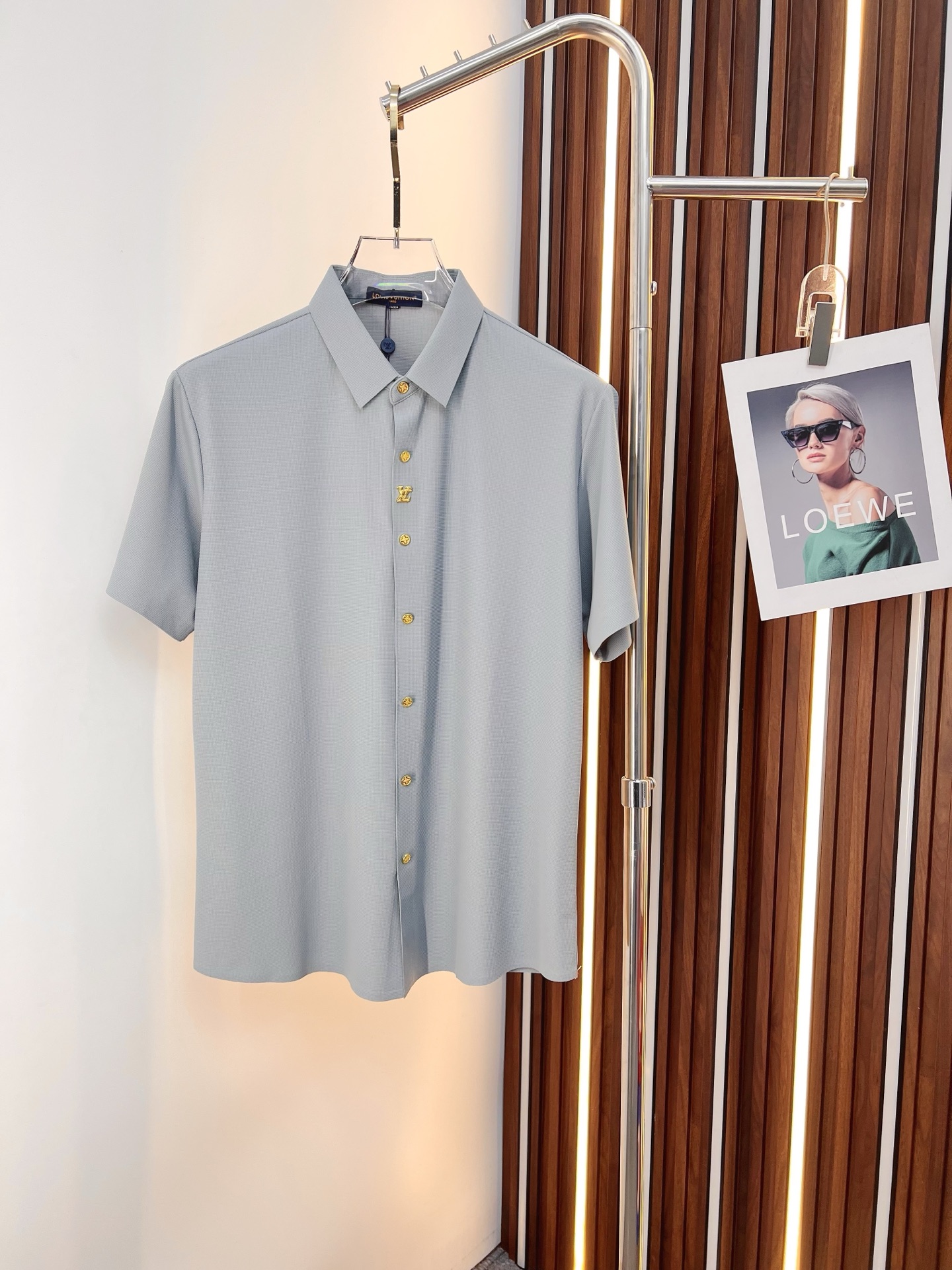 NO:846581,LV 2026ss spring and summer fashion hot-selling short-sleeved shirt, sold through trading company channels, in perfect condition, belongs to cabinet level, predictable hot-selling, advanced customized imported long-staple cotton fabric, master tailoring, invincible texture, excellent skin-friendly, very outstanding aesthetic design, exquisite craftsmanship, smooth lines, perfect match!  Easily upgrade your sense of fashion, with high recognition, great upper body effect, extremely sophisticated and rigorous workmanship, neat and meticulous wiring, it can be worn for business or daily leisure!  Counter size M-3xl,,louis vuitton,shirts,T-shirt,19860909LV 2026ss春夏时尚大爆款短袖衬衫,贸易公司渠道货,品相完美如斯,属于入柜级别,可预见性的爆款,高级定制进口长绒棉面料,大师级剪裁,质感无敌,亲肤性极佳,非常出彩的美学设计,工艺精湛,线条流畅,完美搭配！轻松将时髦感进阶,有着高强辨识度,上身效果超赞,做工极为考究严谨,走线工整细致,商务抑或日常休闲均可搭配！专柜尺码 M-3xl,,louis vuitton,shirts,T-shirt,,Men's clothing
