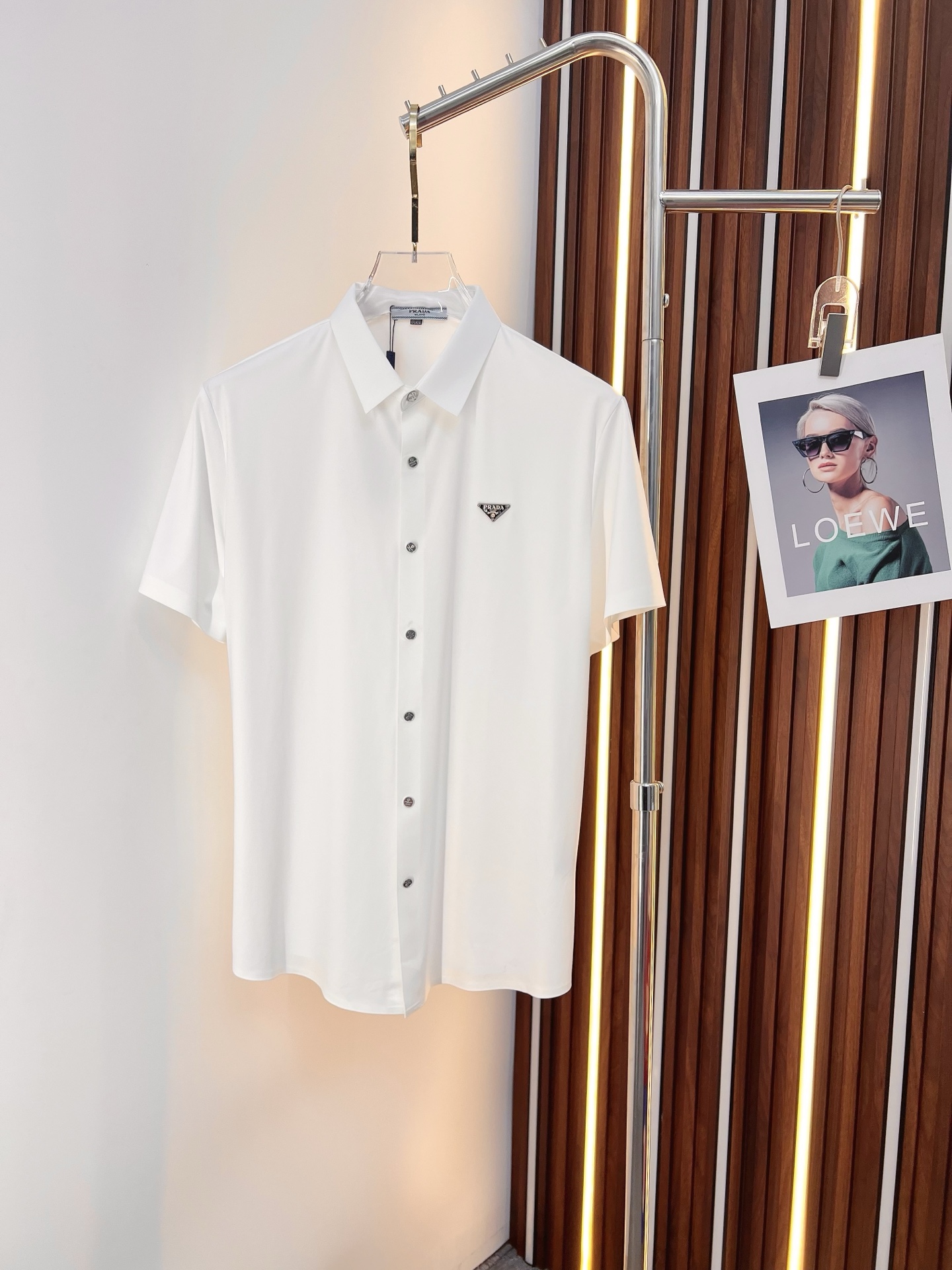 NO:846583,PRADA 2026ss spring and summer fashion hot-selling short-sleeved shirt, sold through trading company channels, in perfect condition, belongs to the cabinet level, predictable hot style, advanced customized imported long-staple cotton fabric, master tailoring, invincible texture, excellent skin-friendly, very outstanding aesthetic design, exquisite craftsmanship, smooth lines, perfect match!  Easily upgrade your sense of fashion, with high recognition, great upper body effect, extremely sophisticated and rigorous workmanship, neat and meticulous wiring, it can be worn for business or daily leisure!  Counter size M-3xl,,prada,prada,shirts,T-shirt,19860909PRADA 普拉达 2026ss春夏时尚大爆款短袖衬衫,贸易公司渠道货,品相完美如斯,属于入柜级别,可预见性的爆款,高级定制进口长绒棉面料,大师级剪裁,质感无敌,亲肤性极佳,非常出彩的美学设计,工艺精湛,线条流畅,完美搭配！轻松将时髦感进阶,有着高强辨识度,上身效果超赞,做工极为考究严谨,走线工整细致,商务抑或日常休闲均可搭配！专柜尺码 M-3xl,,prada,prada,shirts,T-shirt,,Men's clothing