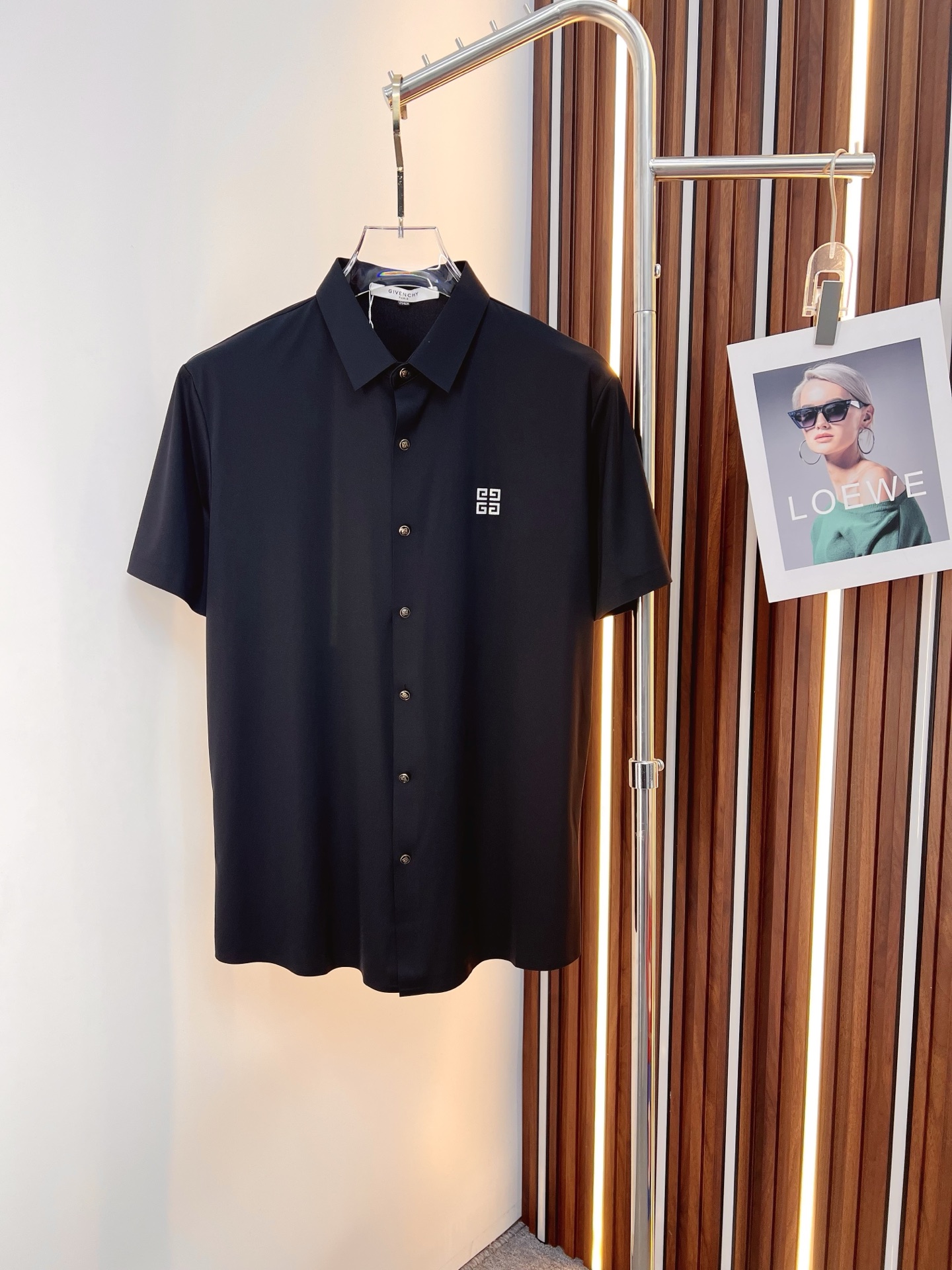 NO:846585,Givenchy 2026ss spring and summer fashion hot-selling short-sleeved shirt, sold through trading company channels, in perfect condition, belongs to the cabinet level, predictable hot style, advanced custom-made imported long-staple cotton fabric, master tailoring, invincible texture, excellent skin-friendly, very outstanding aesthetic design, exquisite craftsmanship, smooth lines, perfect match!  Easily upgrade your sense of fashion, with high recognition, great upper body effect, extremely sophisticated and rigorous workmanship, neat and meticulous wiring, it can be worn for business or daily leisure!  Counter size M-3xl,,givenchy,shirts,T-shirt,19860909纪梵希 2026ss春夏时尚大爆款短袖衬衫,贸易公司渠道货,品相完美如斯,属于入柜级别,可预见性的爆款,高级定制进口长绒棉面料,大师级剪裁,质感无敌,亲肤性极佳,非常出彩的美学设计,工艺精湛,线条流畅,完美搭配！轻松将时髦感进阶,有着高强辨识度,上身效果超赞,做工极为考究严谨,走线工整细致,商务抑或日常休闲均可搭配！专柜尺码 M-3xl,,givenchy,shirts,T-shirt,,Men's clothing