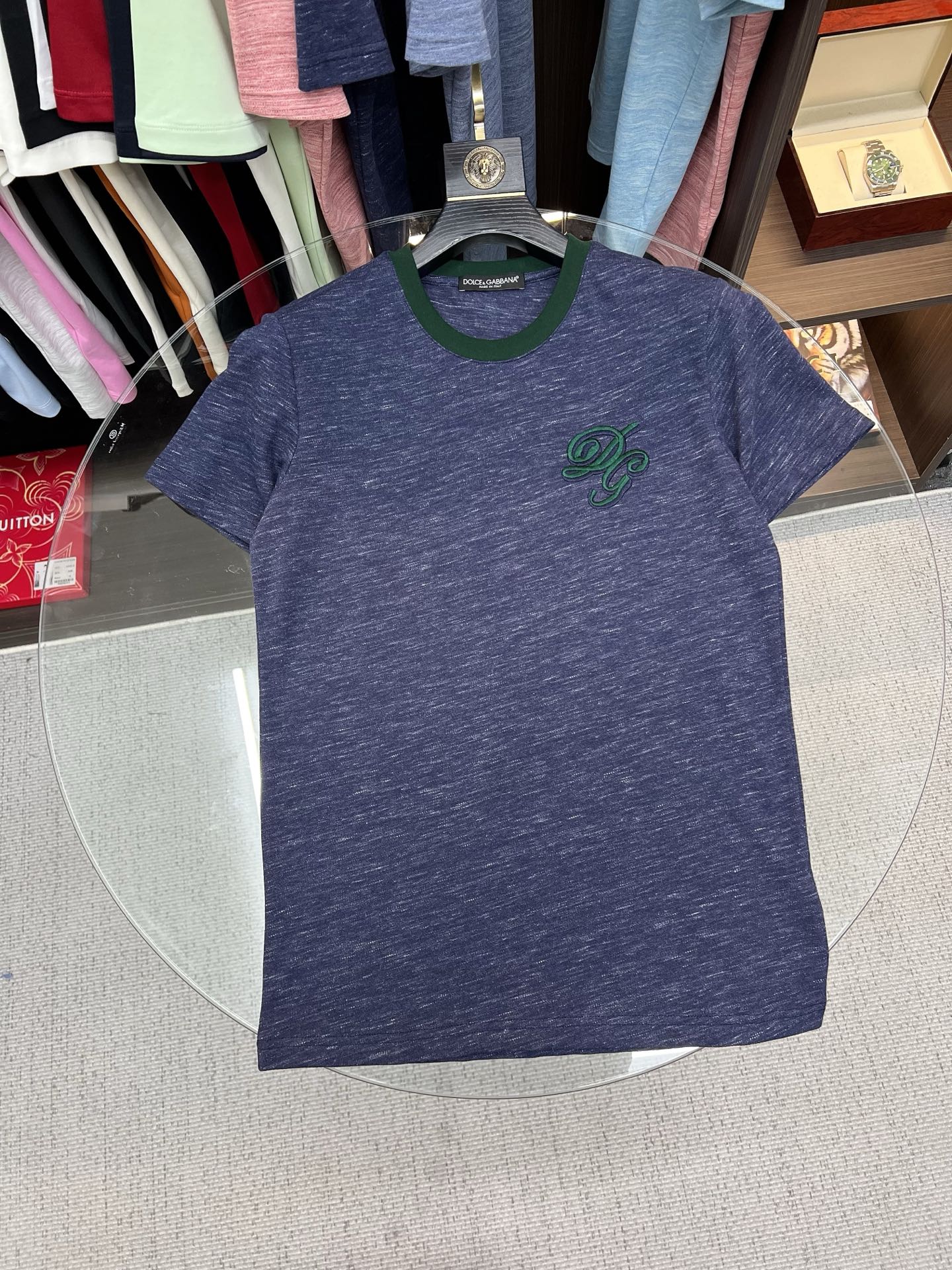 NO:835681,DG 2026 new summer short-sleeved T-shirt, the exclusive debut of the personalized art series on the entire network. The versatile style has perfect details and the pure cotton fabric is very exquisite. The original fabric is the same high version of the Internet celebrity star. The high-quality feel is very comfortable, fashionable and personalized. A super versatile and good-looking one. Size M-3XL,, T-shirt, tees, t-shirt,19860909DG 2026夏季新款短袖T恤,个性艺术系列全网独家首发 百搭款细节处理完美纯棉面料十分精致 原版面料 网红明星同款高版本 高品质手感非常舒服 时尚又个性 超级百搭好看的一款.码数M-3XL,,T-shirt,tees，t-shirt,,Men's clothing