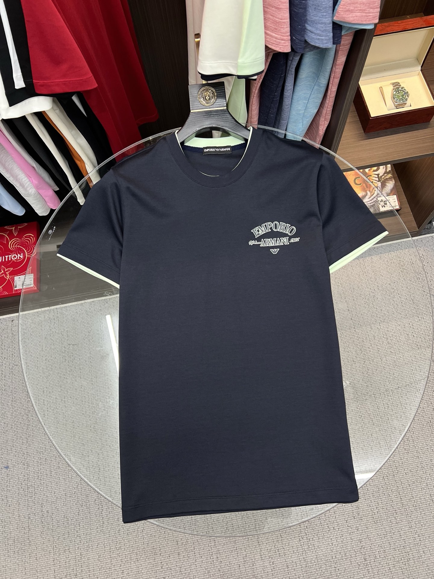 NO:835648,Armani Armani 2026 new summer short-sleeved T-shirt, the exclusive debut of the personalized art series on the entire network. The versatile details are perfectly processed and the pure cotton fabric is very exquisite. The original fabric is the same high version as the Internet celebrity star. The high-quality feel is very comfortable, fashionable and personalized. A super versatile and good-looking one. Size M-3XL,, armani, armani, T-shirt, tees, t-shirt,19860909Armani 阿玛尼 2026夏季新款短袖T恤,个性艺术系列全网独家首发 百搭款细节处理完美纯棉面料十分精致 原版面料 网红明星同款高版本 高品质手感非常舒服 时尚又个性 超级百搭好看的一款.码数M-3XL,,armani,armani,T-shirt,tees，t-shirt,,Men's clothing