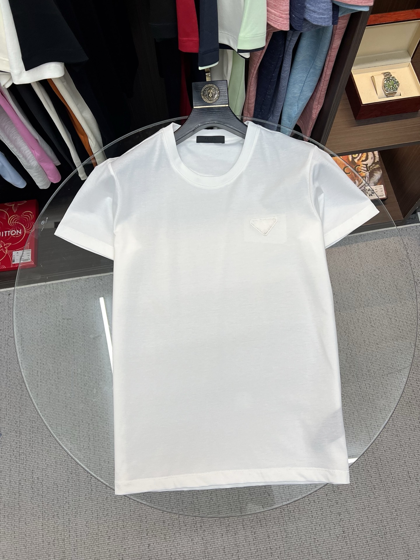 NO:835686,PRADA 2026 new summer short-sleeved T-shirt, the exclusive debut of the personalized art series on the entire network. The versatile details are perfectly processed and the pure cotton fabric is very exquisite. The original fabric is the same high version of the Internet celebrity star. The high-quality feel is very comfortable, fashionable and personalized. A super versatile and good-looking one. Size M-3XL,, prada, prada, T-shirt, tees, t-shirt,19860909PRADA 普拉达 2026夏季新款短袖T恤,个性艺术系列全网独家首发 百搭款细节处理完美纯棉面料十分精致 原版面料 网红明星同款高版本 高品质手感非常舒服 时尚又个性 超级百搭好看的一款.码数M-3XL,,prada,prada,T-shirt,tees，t-shirt,,Men's clothing