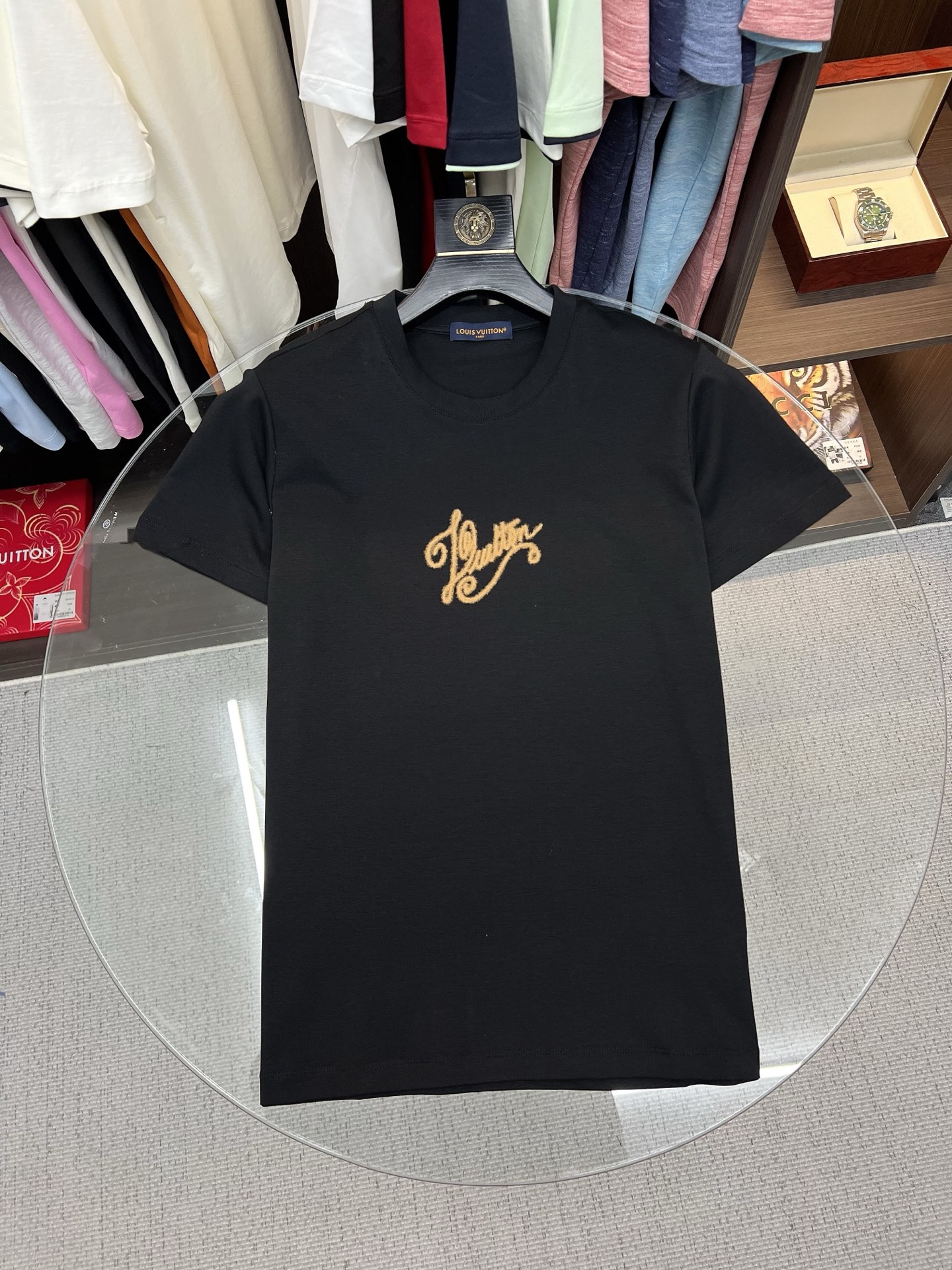 NO:835636,LV 2026 new summer short-sleeved T-shirt, the exclusive debut of the personalized art series on the entire network. The versatile style has perfect details. The pure cotton fabric is very exquisite. The original fabric is the same high version as the Internet celebrity star. The high quality feels very comfortable, fashionable and personalized. It is a super versatile and good-looking one. Size M-3XL, Louis Vuitton, T-shirt, tees, t-shirt,19860909LV 2026夏季新款短袖T恤,个性艺术系列全网独家首发 百搭款细节处理完美纯棉面料十分精致 原版面料 网红明星同款高版本 高品质手感非常舒服 时尚又个性 超级百搭好看的一款.码数M-3XL,,louis vuitton,T-shirt,tees，t-shirt,,Men's clothing