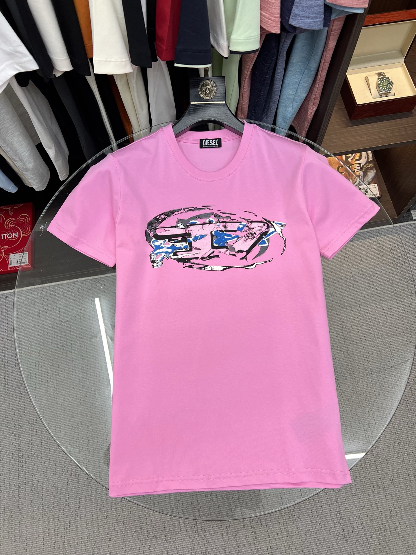 NO:835659,Diesel's 2026 new summer short-sleeved T-shirt, the exclusive first release of the personalized art series on the entire network. The versatile style has perfectly processed details. The pure cotton fabric is very exquisite. The original fabric is the same high version as the Internet celebrity star. The high quality feels very comfortable, fashionable and personalized. A super versatile and good-looking one. Size M-3XL,, T-shirt, tees, t-shirt,19860909迪赛 2026夏季新款短袖T恤,个性艺术系列全网独家首发 百搭款细节处理完美纯棉面料十分精致 原版面料 网红明星同款高版本 高品质手感非常舒服 时尚又个性 超级百搭好看的一款.码数M-3XL,,T-shirt,tees，t-shirt,,Men's clothing