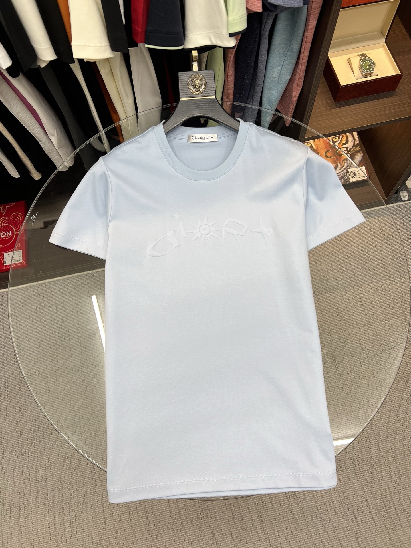 NO:835665,Dior Dior's 2026 new summer short-sleeved T-shirt, the exclusive debut of the personalized art series on the entire network. The versatile details are perfectly processed and the pure cotton fabric is very exquisite. The original fabric is the same high version as the Internet celebrity star. The high-quality feel is very comfortable, fashionable and personalized. A super versatile and good-looking one. Size M-3XL,, dior, dior, T-shirt, tees, t-shirt,19860909Dior 迪奥 2026夏季新款短袖T恤,个性艺术系列全网独家首发 百搭款细节处理完美纯棉面料十分精致 原版面料 网红明星同款高版本 高品质手感非常舒服 时尚又个性 超级百搭好看的一款.码数M-3XL,,dior,dior,T-shirt,tees，t-shirt,,Men's clothing