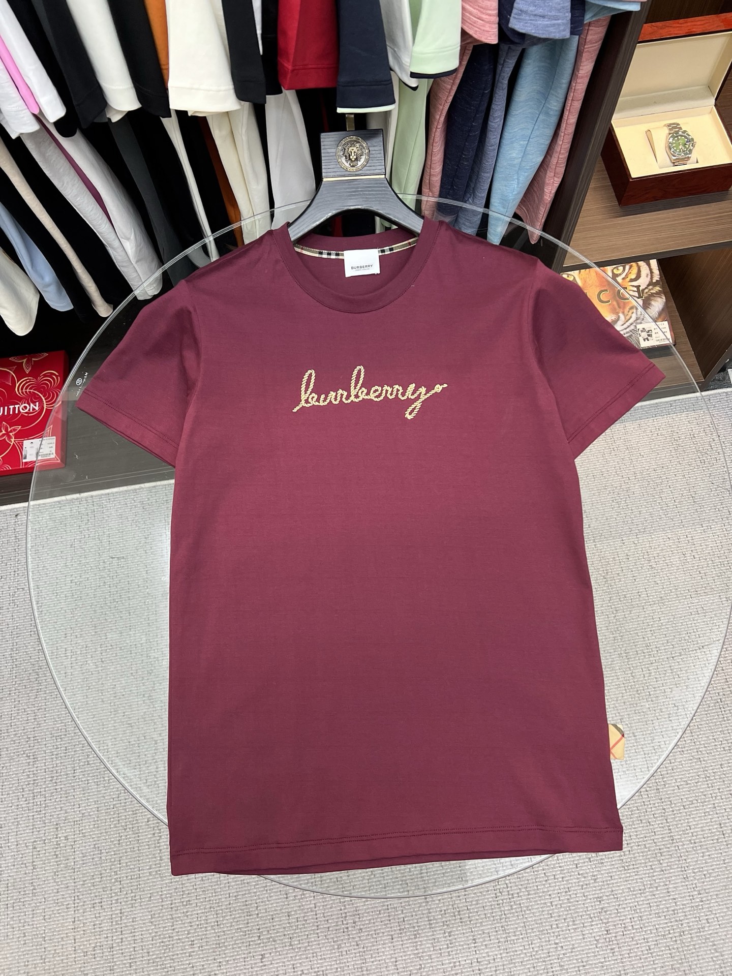 NO:835672,Burberry 2026 new summer short-sleeved T-shirt, the exclusive debut of the personalized art series on the entire network. The versatile details are perfectly processed and the pure cotton fabric is very exquisite. The original fabric is the same high version as the Internet celebrity star. The high-quality feel is very comfortable, fashionable and personalized. A super versatile and good-looking one. Size M-3XL,, burberry, burberry, T-shirt, tees, t-shirt,19860909Burberry 巴宝莉 2026夏季新款短袖T恤,个性艺术系列全网独家首发 百搭款细节处理完美纯棉面料十分精致 原版面料 网红明星同款高版本 高品质手感非常舒服 时尚又个性 超级百搭好看的一款.码数M-3XL,,burberry,burberry,T-shirt,tees，t-shirt,,Men's clothing