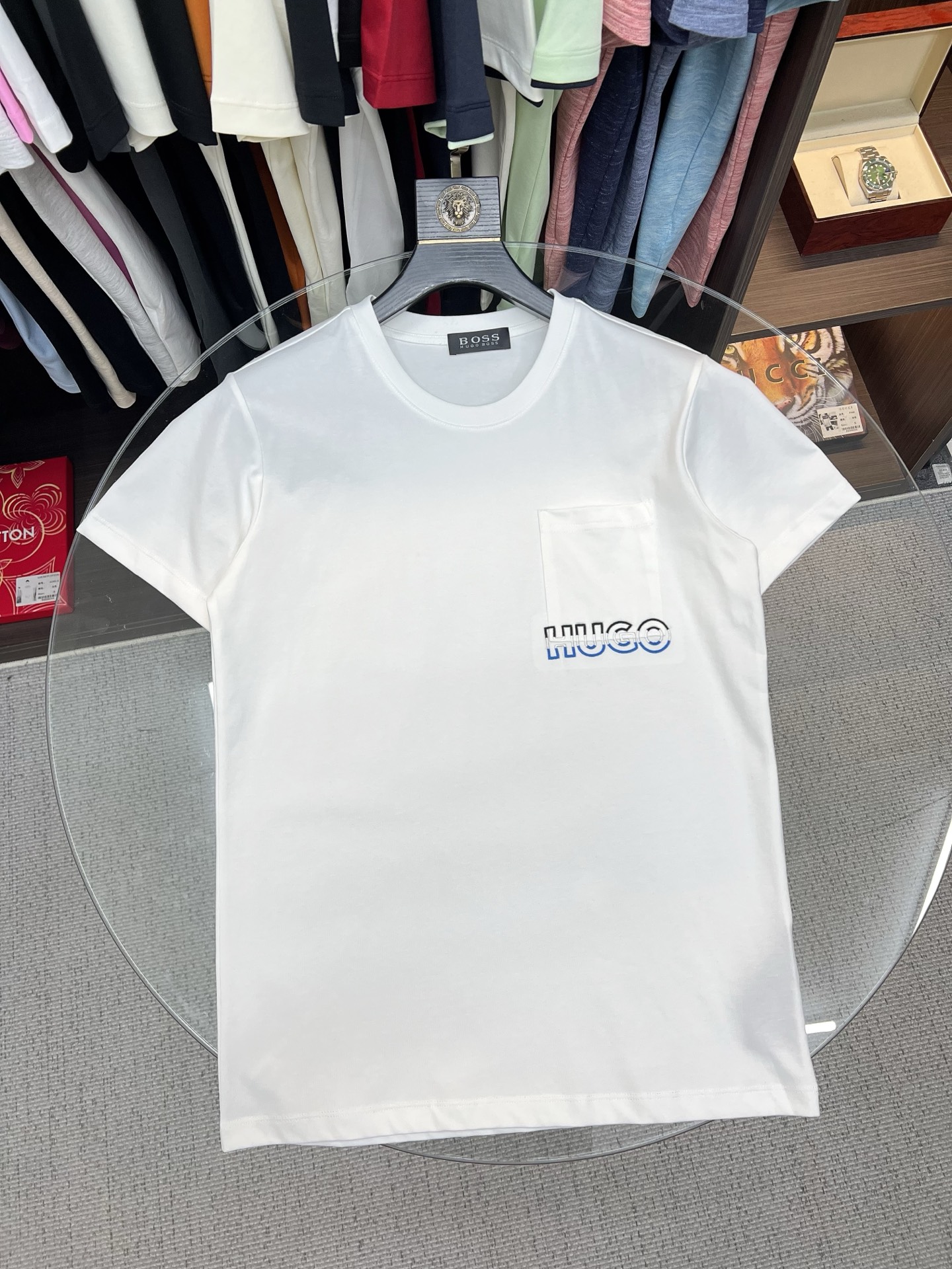 NO:835678,BOSS 2026 new summer short-sleeved T-shirt, the exclusive debut of the personalized art series on the entire network. The versatile style has perfect details and the pure cotton fabric is very exquisite. The original fabric is the same high version as the Internet celebrity star. The high-quality feel is very comfortable, fashionable and personalized. A super versatile and good-looking one. Size M-3XL,, T-shirt, tees, t-shirt,19860909BOSS 2026夏季新款短袖T恤,个性艺术系列全网独家首发 百搭款细节处理完美纯棉面料十分精致 原版面料 网红明星同款高版本 高品质手感非常舒服 时尚又个性 超级百搭好看的一款.码数M-3XL,,T-shirt,tees，t-shirt,,Men's clothing