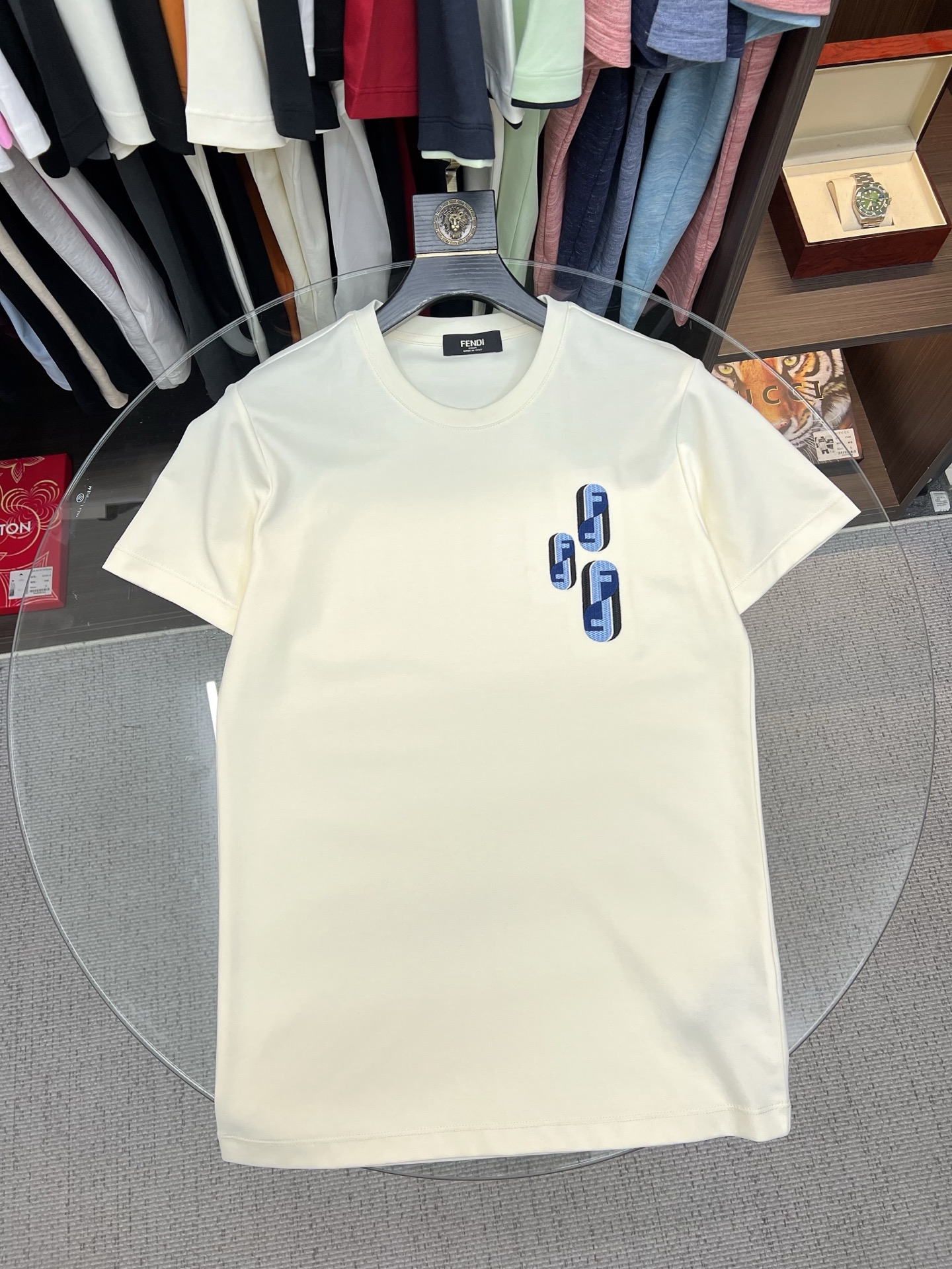 NO:835654,FENDI Fendi 2026 new summer short-sleeved T-shirt, the exclusive debut of the personalized art series on the entire network. The versatile details are perfectly processed and the pure cotton fabric is very exquisite. The original fabric is the same high version of the Internet celebrity star. The high-quality feel is very comfortable, fashionable and personalized. A super versatile and good-looking one. Size M-3XL,,fendi,fendi,T-shirt,tees,t-shirt,19860909FENDI 芬迪 2026夏季新款短袖T恤,个性艺术系列全网独家首发 百搭款细节处理完美纯棉面料十分精致 原版面料 网红明星同款高版本 高品质手感非常舒服 时尚又个性 超级百搭好看的一款.码数M-3XL,,fendi,fendi,T-shirt,tees，t-shirt,,Men's clothing
