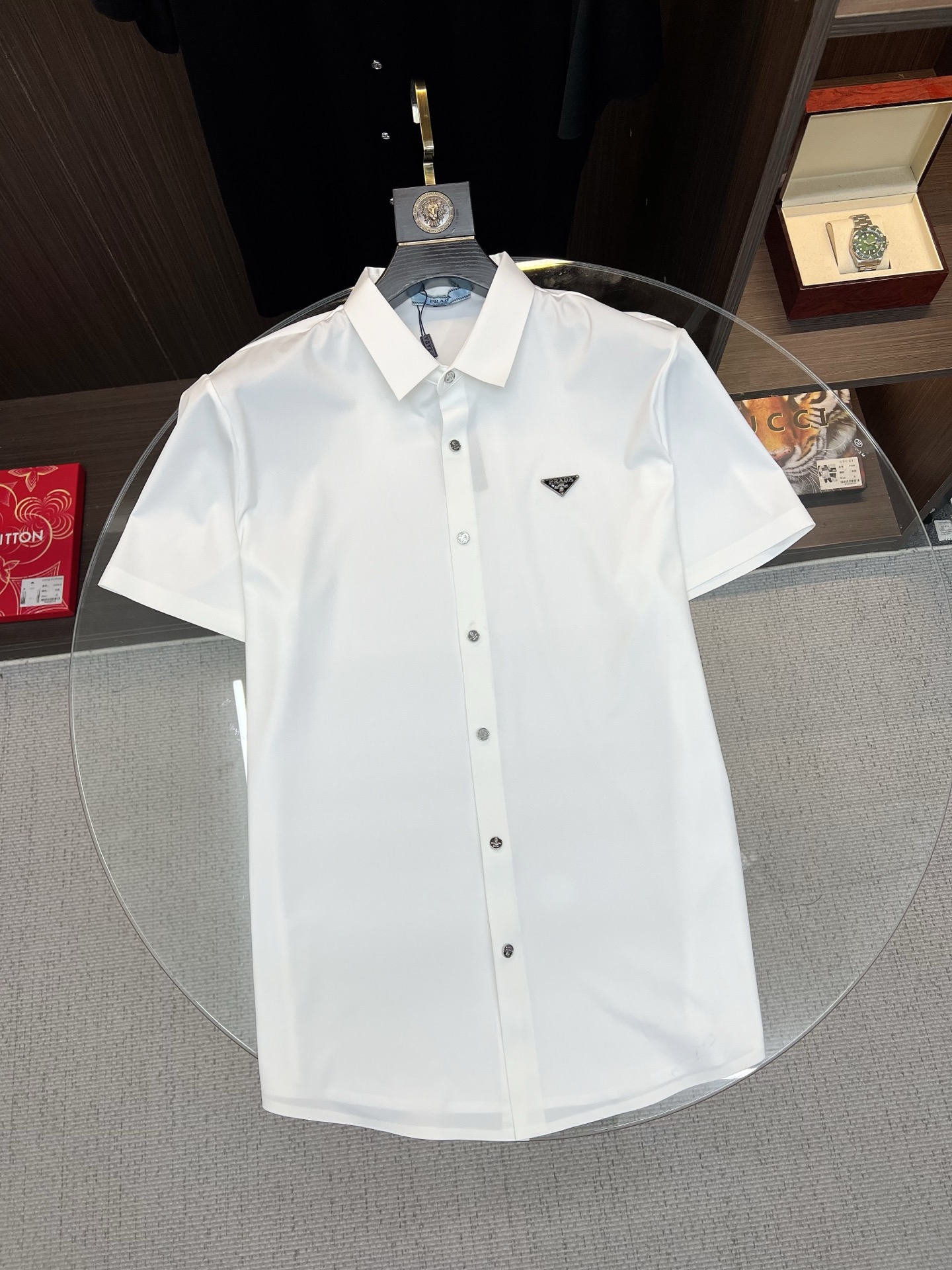 NO:838740,PRADA 2026ss spring and summer fashion hot-selling short-sleeved shirt, sold through trading company channels, in perfect condition, belongs to the cabinet level, predictable hot style, advanced customized imported long-staple cotton fabric, master tailoring, invincible texture, excellent skin-friendly, very outstanding aesthetic design, exquisite craftsmanship, smooth lines, perfect match!  Easily upgrade your sense of fashion, with high recognition, great upper body effect, extremely sophisticated and rigorous workmanship, neat and meticulous wiring, it can be worn for business or daily leisure!  Counter size M-3xl,,prada,prada,shirts,T-shirt,19860909PRADA 普拉达 2026ss春夏时尚大爆款短袖衬衫,贸易公司渠道货,品相完美如斯,属于入柜级别,可预见性的爆款,高级定制进口长绒棉面料,大师级剪裁,质感无敌,亲肤性极佳,非常出彩的美学设计,工艺精湛,线条流畅,完美搭配！轻松将时髦感进阶,有着高强辨识度,上身效果超赞,做工极为考究严谨,走线工整细致,商务抑或日常休闲均可搭配！专柜尺码 M-3xl,,prada,prada,shirts,T-shirt,,Men's clothing