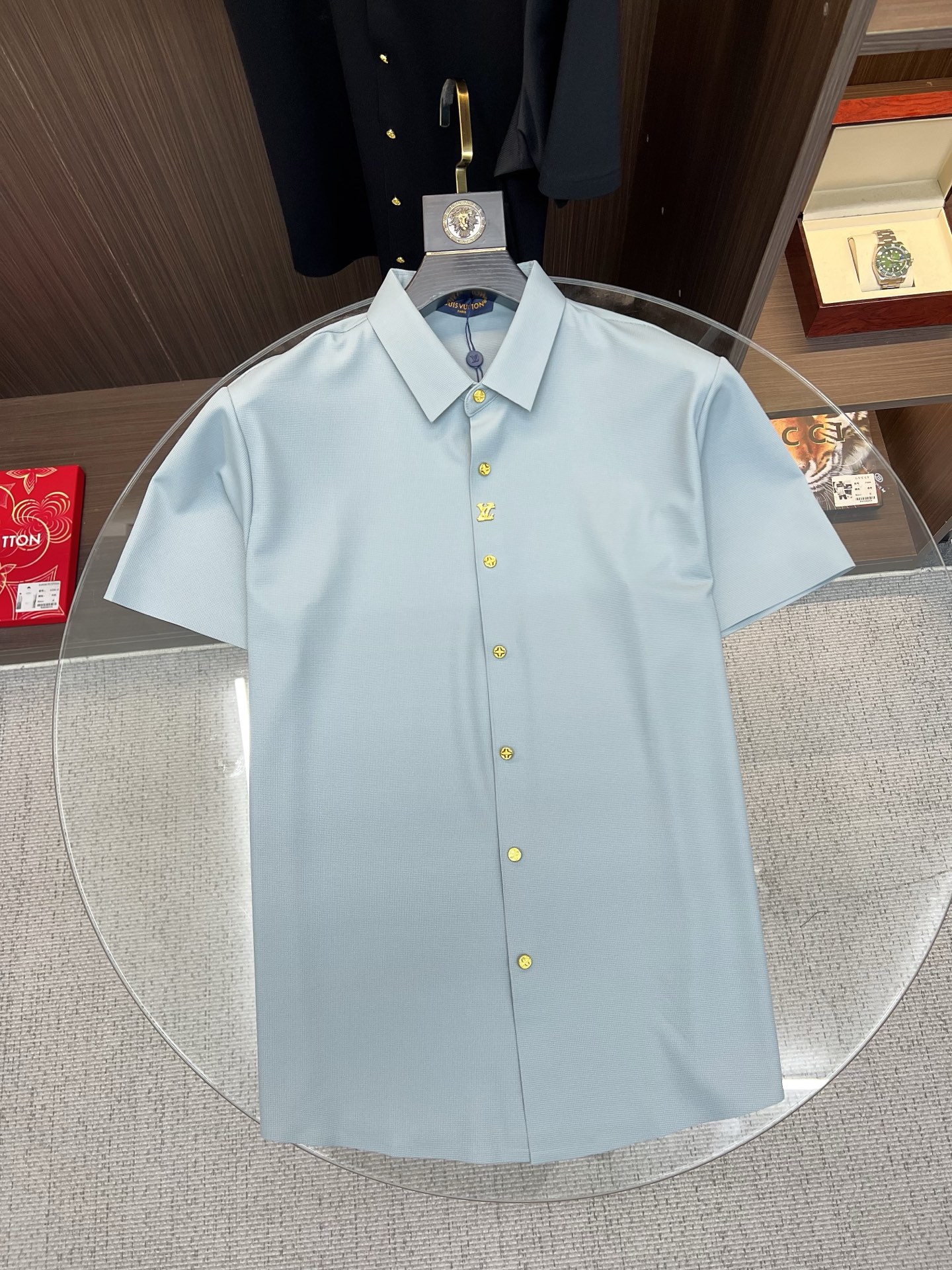 NO:838736,LV 2026ss spring and summer fashion hot-selling short-sleeved shirt, sold through trading company channels, in perfect condition, belongs to cabinet level, predictable hot-selling, advanced customized imported long-staple cotton fabric, master tailoring, invincible texture, excellent skin-friendly, very outstanding aesthetic design, exquisite craftsmanship, smooth lines, perfect match!  Easily upgrade your sense of fashion, with high recognition, great upper body effect, extremely sophisticated and rigorous workmanship, neat and meticulous wiring, it can be worn for business or daily leisure!  Counter size M-3xl,,louis vuitton,shirts,T-shirt,19860909LV 2026ss春夏时尚大爆款短袖衬衫,贸易公司渠道货,品相完美如斯,属于入柜级别,可预见性的爆款,高级定制进口长绒棉面料,大师级剪裁,质感无敌,亲肤性极佳,非常出彩的美学设计,工艺精湛,线条流畅,完美搭配！轻松将时髦感进阶,有着高强辨识度,上身效果超赞,做工极为考究严谨,走线工整细致,商务抑或日常休闲均可搭配！专柜尺码 M-3xl,,louis vuitton,shirts,T-shirt,,Men's clothing