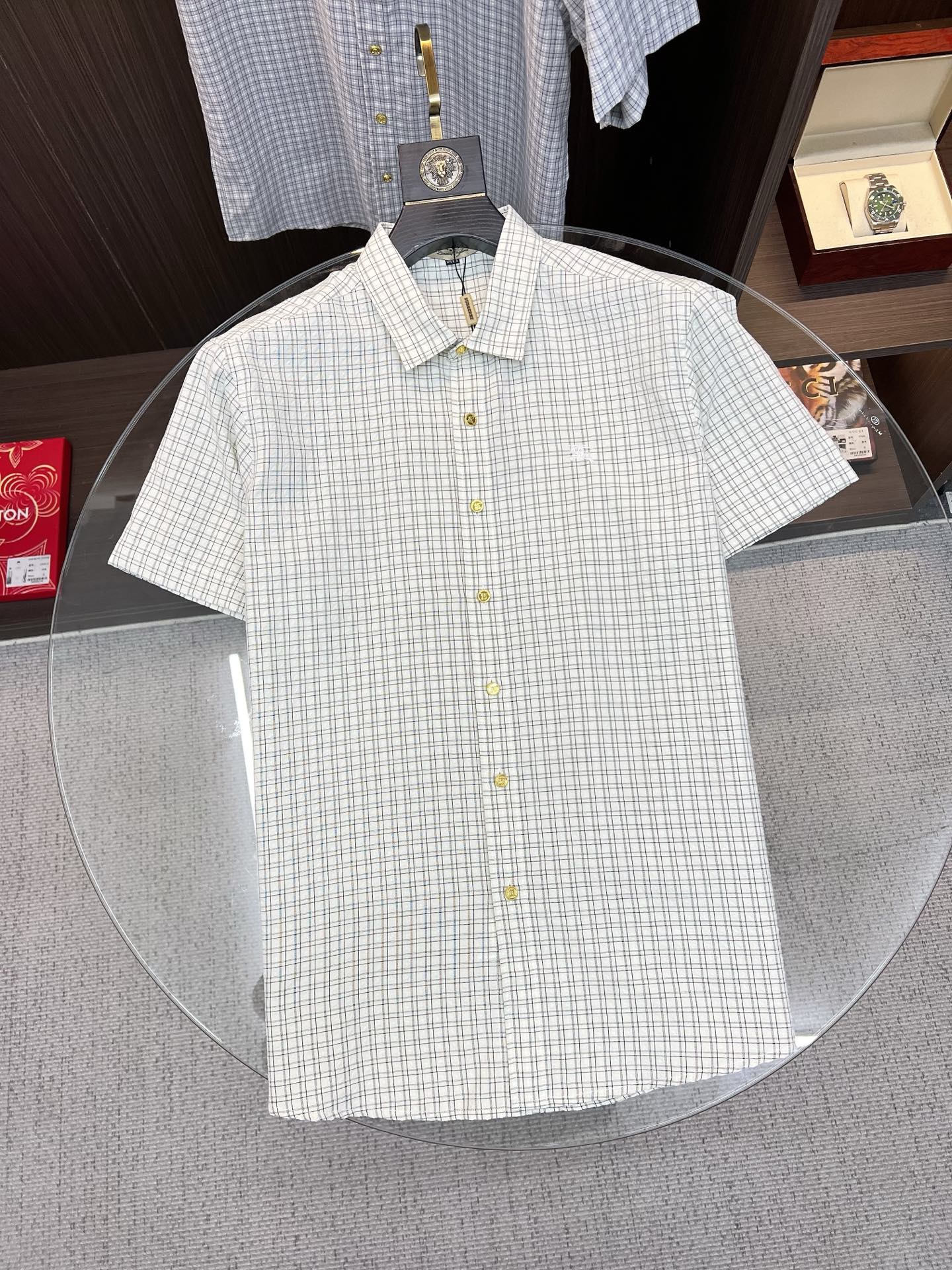 NO:838733,Burberry 2026ss spring and summer fashion hot-selling short-sleeved shirt, sold through trading company channels, in perfect condition, belongs to cabinet level, predictable hot style, advanced customized imported long-staple cotton fabric, master tailoring, invincible texture, excellent skin-friendly, very outstanding aesthetic design, exquisite craftsmanship, smooth lines, perfect match!  Easily upgrade your sense of fashion, with high recognition, great upper body effect, extremely sophisticated and rigorous workmanship, neat and meticulous wiring, it can be worn for business or daily leisure!  Counter size M-3xl,,burberry,burberry,shirts,T-shirt,19860909Burberry 巴宝莉 2026ss春夏时尚大爆款短袖衬衫,贸易公司渠道货,品相完美如斯,属于入柜级别,可预见性的爆款,高级定制进口长绒棉面料,大师级剪裁,质感无敌,亲肤性极佳,非常出彩的美学设计,工艺精湛,线条流畅,完美搭配！轻松将时髦感进阶,有着高强辨识度,上身效果超赞,做工极为考究严谨,走线工整细致,商务抑或日常休闲均可搭配！专柜尺码 M-3xl,,burberry,burberry,shirts,T-shirt,,Men's clothing