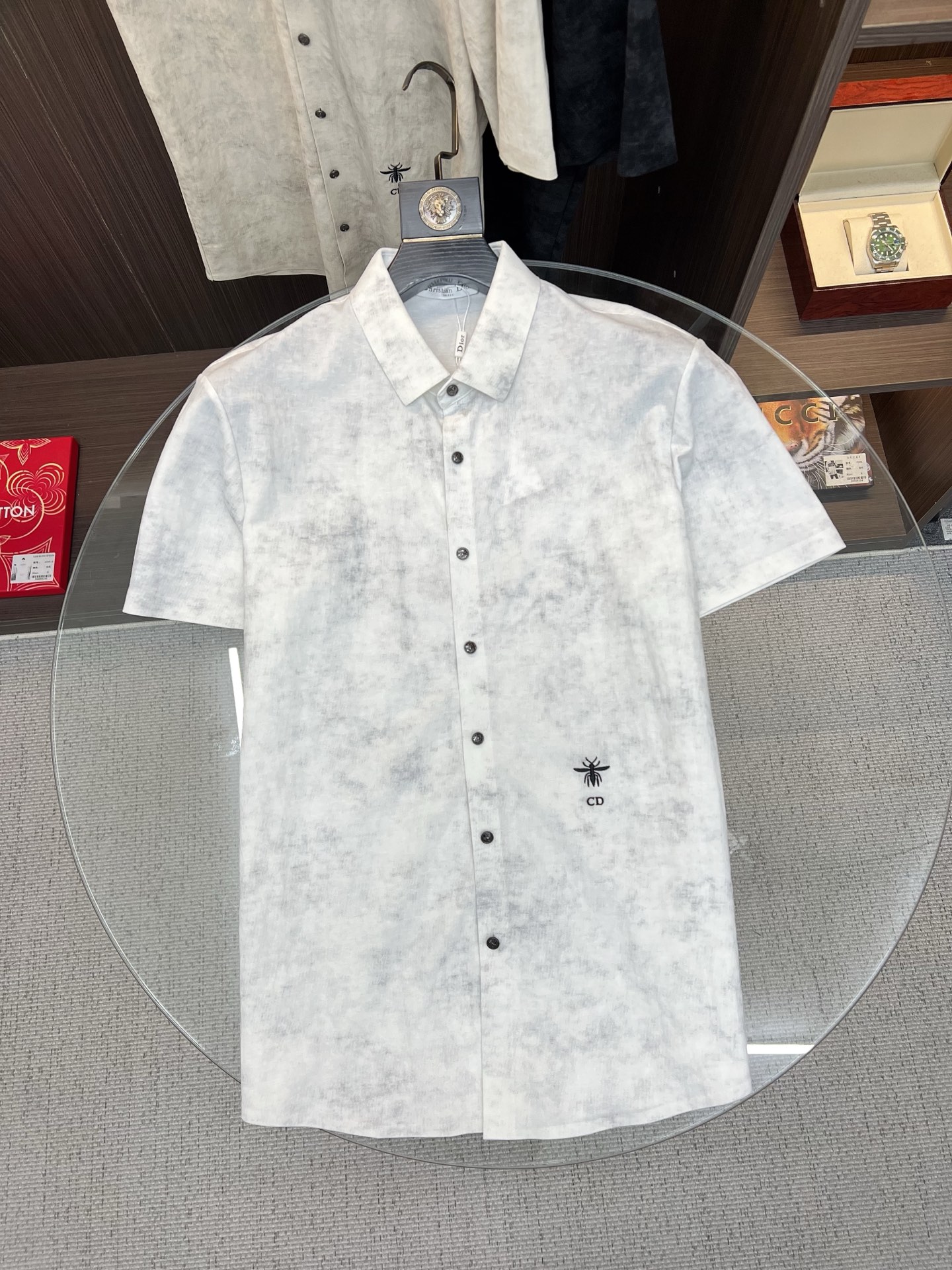 NO:838728,Dior Dior 2026ss spring and summer fashion hot-selling short-sleeved shirt, sold through trading company channels, in perfect condition, belongs to cabinet level, predictable hot style, advanced custom imported long-staple cotton fabric, master tailoring, invincible texture, excellent skin-friendly, very outstanding aesthetic design, exquisite craftsmanship, smooth lines, perfect match!  Easily upgrade your sense of fashion, with high recognition, great upper body effect, extremely sophisticated and rigorous workmanship, neat and meticulous wiring, it can be worn for business or daily leisure!  Counter size M-3xl,,dior,dior,shirts,T-shirt,19860909Dior 迪奥 2026ss春夏时尚大爆款短袖衬衫,贸易公司渠道货,品相完美如斯,属于入柜级别,可预见性的爆款,高级定制进口长绒棉面料,大师级剪裁,质感无敌,亲肤性极佳,非常出彩的美学设计,工艺精湛,线条流畅,完美搭配！轻松将时髦感进阶,有着高强辨识度,上身效果超赞,做工极为考究严谨,走线工整细致,商务抑或日常休闲均可搭配！专柜尺码 M-3xl,,dior,dior,shirts,T-shirt,,Men's clothing