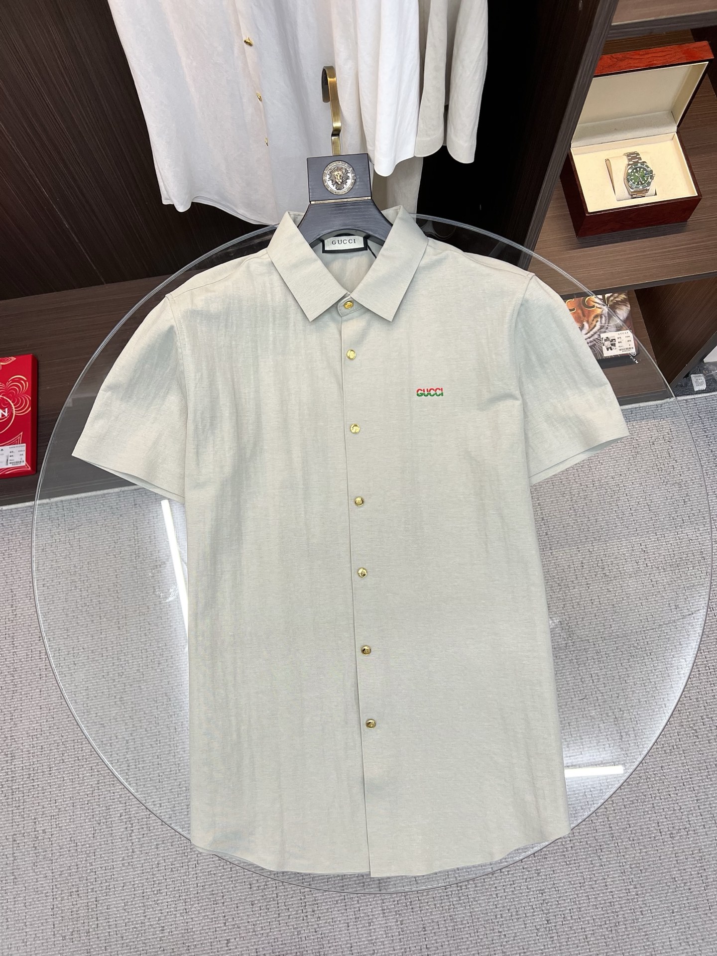 NO:838723,GUCCI Gucci 2026ss spring and summer fashion hot-selling short-sleeved shirt, sold through trading company channels, in perfect condition, belongs to cabinet level, predictable hot style, advanced custom imported long-staple cotton fabric, master tailoring, invincible texture, excellent skin-friendly, very outstanding aesthetic design, exquisite craftsmanship, smooth lines, perfect match!  Easily upgrade your sense of fashion, with high recognition, great upper body effect, extremely sophisticated and rigorous workmanship, neat and meticulous wiring, it can be worn for business or daily leisure!  Counter size M-3xl,,gucci,shirts,T-shirt,19860909GUCCI 古奇 2026ss春夏时尚大爆款短袖衬衫,贸易公司渠道货,品相完美如斯,属于入柜级别,可预见性的爆款,高级定制进口长绒棉面料,大师级剪裁,质感无敌,亲肤性极佳,非常出彩的美学设计,工艺精湛,线条流畅,完美搭配！轻松将时髦感进阶,有着高强辨识度,上身效果超赞,做工极为考究严谨,走线工整细致,商务抑或日常休闲均可搭配！专柜尺码 M-3xl,,gucci,shirts,T-shirt,,Men's clothing