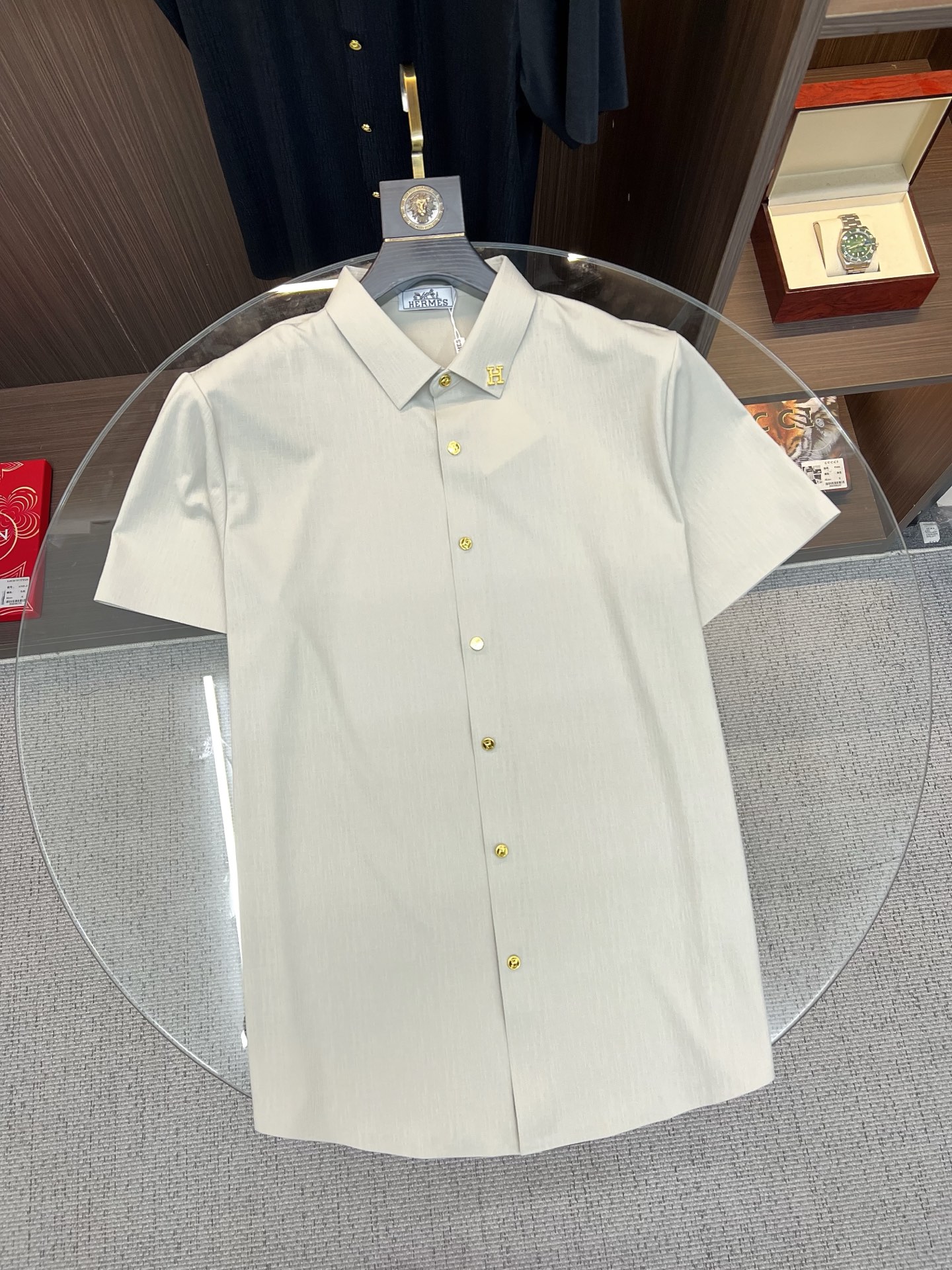NO:838717,Hermès 2026ss spring and summer fashion hot-selling short-sleeved shirt, sold through trading company channels, in perfect condition, belongs to cabinet level, predictable hot style, advanced customized imported long-staple cotton fabric, master tailoring, invincible texture, excellent skin-friendly, very outstanding aesthetic design, exquisite craftsmanship, smooth lines, perfect match!  Easily upgrade your sense of fashion, with high recognition, great upper body effect, extremely sophisticated and rigorous workmanship, neat and meticulous wiring, it can be worn for business or daily leisure!  Counter size M-3xl,,hermes,shirts,T-shirt,19860909爱马仕 2026ss春夏时尚大爆款短袖衬衫,贸易公司渠道货,品相完美如斯,属于入柜级别,可预见性的爆款,高级定制进口长绒棉面料,大师级剪裁,质感无敌,亲肤性极佳,非常出彩的美学设计,工艺精湛,线条流畅,完美搭配！轻松将时髦感进阶,有着高强辨识度,上身效果超赞,做工极为考究严谨,走线工整细致,商务抑或日常休闲均可搭配！专柜尺码 M-3xl,,hermes,shirts,T-shirt,,Men's clothing