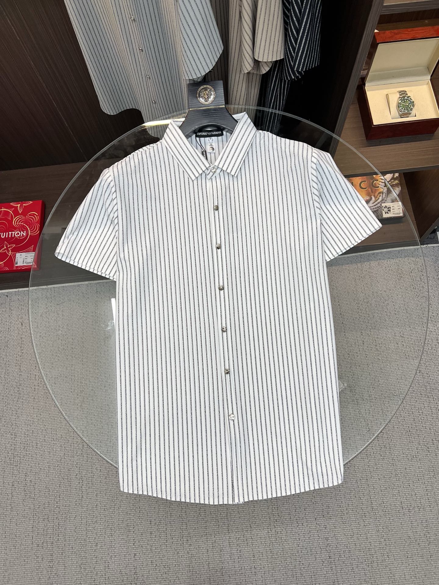 NO:838713,Armani Armani 2026ss spring and summer fashion hot-selling short-sleeved shirt, sold through trading company channels, in perfect condition, belongs to cabinet level, predictable hot style, advanced customized imported long-staple cotton fabric, master tailoring, invincible texture, excellent skin-friendly, very outstanding aesthetic design, exquisite craftsmanship, smooth lines, perfect match!  Easily upgrade your sense of fashion, with high recognition, great upper body effect, extremely sophisticated and rigorous workmanship, neat and meticulous wiring, it can be worn for business or daily leisure!  Counter size M-3xl,,armani,armani,shirts,T-shirt,19860909Armani 阿玛尼 2026ss春夏时尚大爆款短袖衬衫,贸易公司渠道货,品相完美如斯,属于入柜级别,可预见性的爆款,高级定制进口长绒棉面料,大师级剪裁,质感无敌,亲肤性极佳,非常出彩的美学设计,工艺精湛,线条流畅,完美搭配！轻松将时髦感进阶,有着高强辨识度,上身效果超赞,做工极为考究严谨,走线工整细致,商务抑或日常休闲均可搭配！专柜尺码 M-3xl,,armani,armani,shirts,T-shirt,,Men's clothing