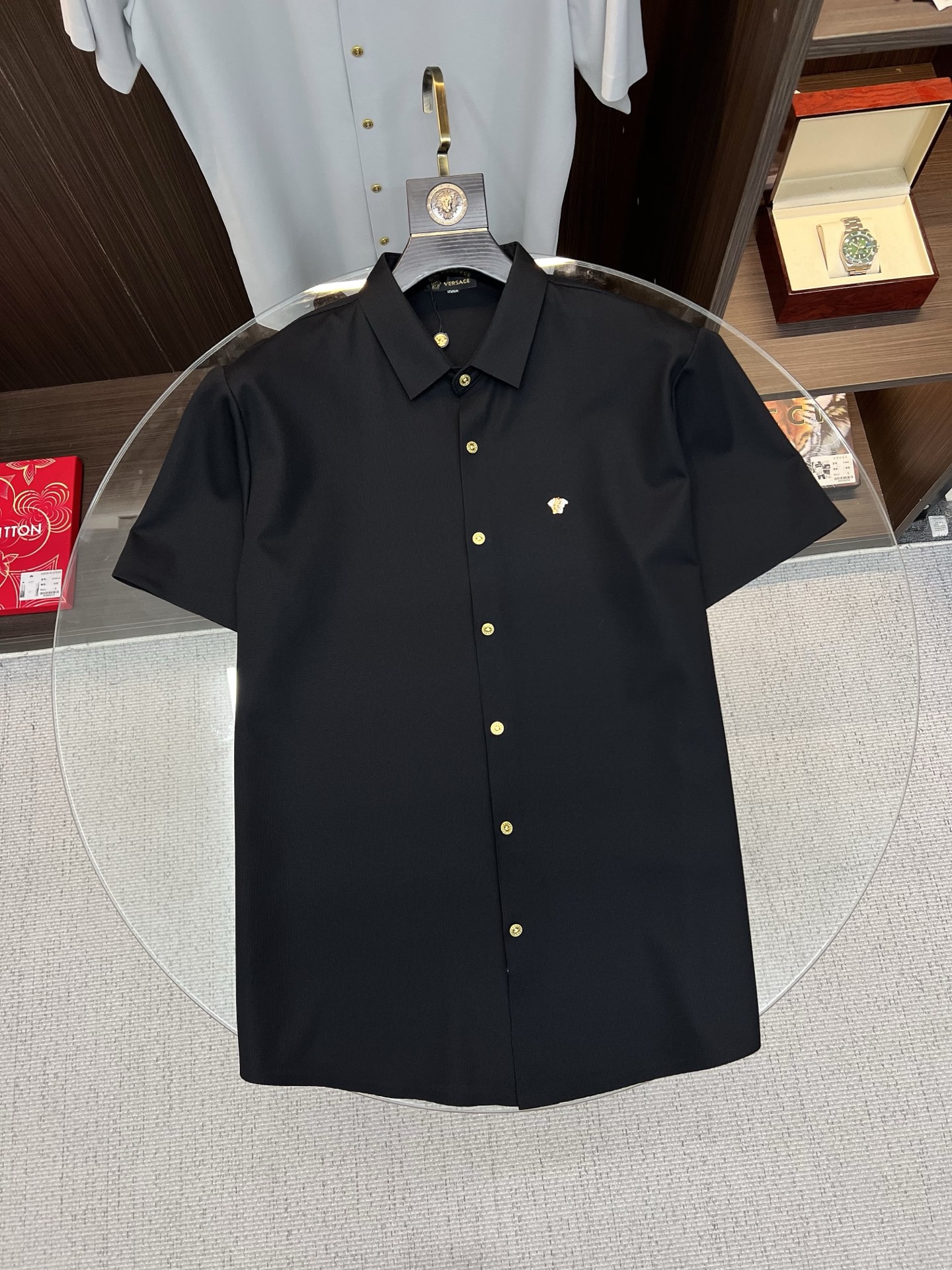 NO:838710,Versace 2026ss spring and summer fashion popular short-sleeved shirt, sold through trading company channels, in perfect condition, belongs to the cabinet level, predictable hot style, advanced customized imported long-staple cotton fabric, master tailoring, invincible texture, excellent skin-friendly, very outstanding aesthetic design, exquisite craftsmanship, smooth lines, perfect match!  Easily upgrade your sense of fashion, with high recognition, great upper body effect, extremely sophisticated and rigorous workmanship, neat and meticulous wiring, it can be worn for business or daily leisure!  Counter size M-3xl,,versace,shirts,T-shirt,19860909范思哲 2026ss春夏时尚大爆款短袖衬衫,贸易公司渠道货,品相完美如斯,属于入柜级别,可预见性的爆款,高级定制进口长绒棉面料,大师级剪裁,质感无敌,亲肤性极佳,非常出彩的美学设计,工艺精湛,线条流畅,完美搭配！轻松将时髦感进阶,有着高强辨识度,上身效果超赞,做工极为考究严谨,走线工整细致,商务抑或日常休闲均可搭配！专柜尺码 M-3xl,,versace,shirts,T-shirt,,Men's clothing