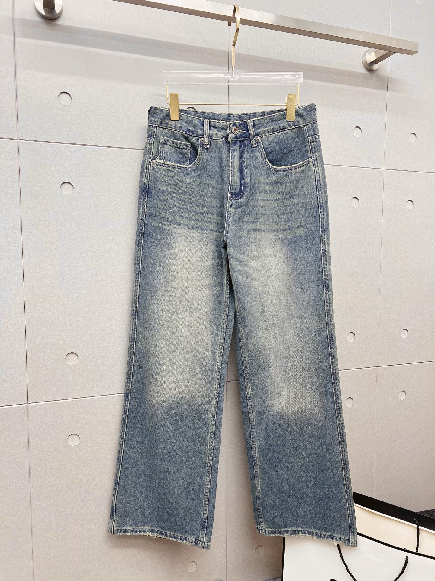 NO:830237,ALO men's denim large hem jeans, official album and poster style!  High-grade imported denim raw color fabrics are supplied to customers, and the pure 13oz denim fabrics from Okayama, Japan are specially selected. Heavy-duty environmentally friendly plant enzyme washing process is used. The texture has a light retro color, which is quite beautiful and is very suitable for autumn and winter color matching. The fabric is soft and delicate after washing, but has strong bones and a slight stretch, providing an excellent comfortable experience. There is no damage from any technological elements throughout the body, retaining the purest tannin color!  The details throughout the body are perfect, exquisite and sophisticated. The latest leather label on the waist highlights the brand's characteristics. The hardware accessories, leather label and wiring all reflect the craftsmanship!  The silhouette is perfectly tailored and has excellent butt lift and slimming effect. It can be easily matched with any top in the wardrobe. It has wide compatibility and is suitable for various daily wear. The upper body is full of style. It is a must-have trousers for those who are obsessed with quality control and 1V!  Size 29-38 (not 35.37),,jeans,19860909ALO 男士丹宁大裤脚牛仔裤,官宣画册海报穿搭款！ 客供高级进口的丹宁原色面料,特选日本冈山纯正13oz 盎司牛仔布料,重磅环保植物酵素水洗工艺,肌理有着淡淡的复古色彩,相当漂亮,极符合秋冬的配色,面料经过水洗后柔软细腻,但筋骨感极强,且略带弹力,提供了绝佳的舒适体验,通身无任何工艺元素破坏,保留了最纯粹的丹宁本色！通身细节完美如斯,精湛且考究,最新的腰部皮标彰显了品牌特质,五金配件、皮标、走线无不体现出匠心工艺！版型剪裁完美,提臀修身效果绝佳,可轻松横扫衣橱任何的上装搭配,兼容性广泛,满足于日常各种穿搭,上身型款十足,于品质控及1V迷控者必入型裤装！ 尺码29—38（没35.37）,,jeans,,Men's clothing