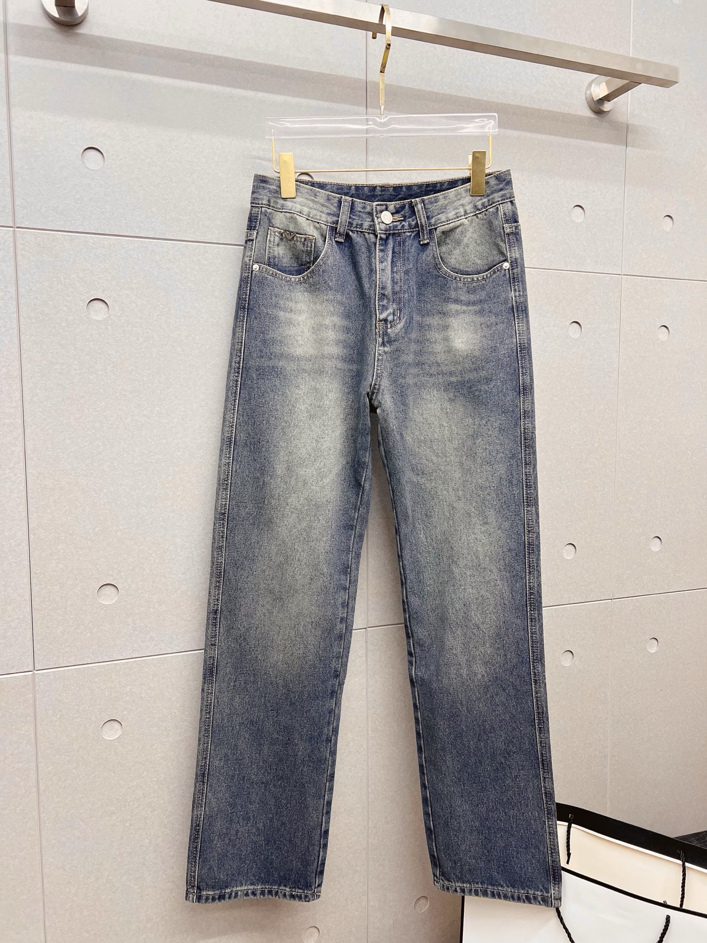 NO:872254,Armani Armani men's denim large hem jeans, official album and poster style!  High-grade imported denim raw color fabrics are supplied to customers, and the pure 13oz denim fabrics from Okayama, Japan are specially selected. Heavy-duty environmentally friendly plant enzyme washing process is used. The texture has a light retro color, which is quite beautiful and is very suitable for autumn and winter color matching. The fabric is soft and delicate after washing, but has strong bones and a slight stretch, providing an excellent comfortable experience. There is no damage from any technological elements throughout the body, retaining the purest tannin color!  The details throughout the body are perfect, exquisite and sophisticated. The latest leather label on the waist highlights the brand's characteristics. The hardware accessories, leather label and wiring all reflect the craftsmanship!  The silhouette is perfectly tailored and has excellent butt lift and slimming effect. It can be easily matched with any top in the wardrobe. It has wide compatibility and is suitable for various daily wear. The upper body is full of style. It is a must-have trousers for those who are obsessed with quality control and 1V!  Size 29-38 (not 35.37),,armani,armani,jeans,19860909Armani 阿玛尼 男士丹宁大裤脚牛仔裤,官宣画册海报穿搭款！ 客供高级进口的丹宁原色面料,特选日本冈山纯正13oz 盎司牛仔布料,重磅环保植物酵素水洗工艺,肌理有着淡淡的复古色彩,相当漂亮,极符合秋冬的配色,面料经过水洗后柔软细腻,但筋骨感极强,且略带弹力,提供了绝佳的舒适体验,通身无任何工艺元素破坏,保留了最纯粹的丹宁本色！通身细节完美如斯,精湛且考究,最新的腰部皮标彰显了品牌特质,五金配件、皮标、走线无不体现出匠心工艺！版型剪裁完美,提臀修身效果绝佳,可轻松横扫衣橱任何的上装搭配,兼容性广泛,满足于日常各种穿搭,上身型款十足,于品质控及1V迷控者必入型裤装！ 尺码29—38（没35.37）,,armani,armani,jeans,,Men's clothing