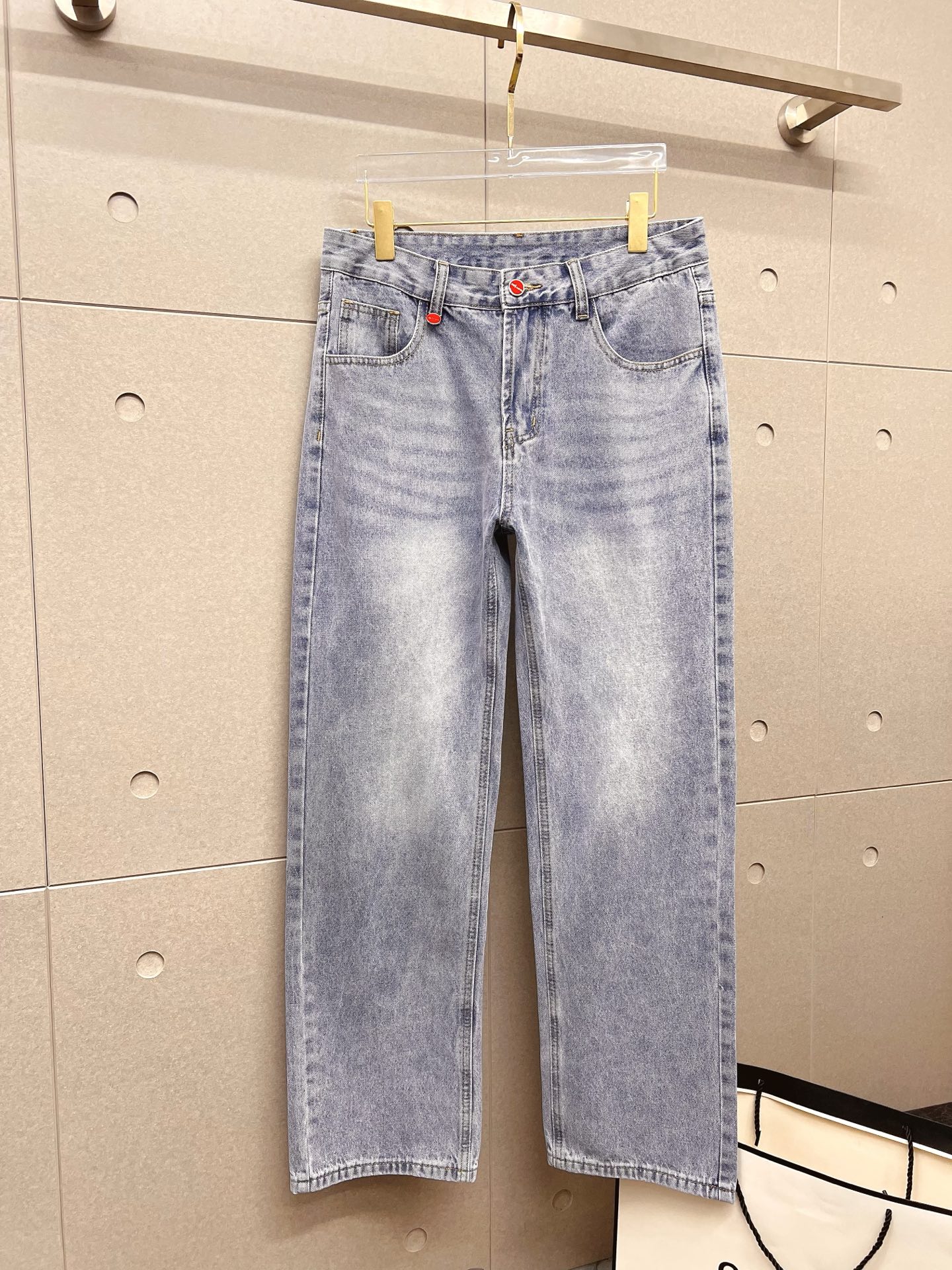NO:832717,Kiton men's denim large hem jeans, official album and poster style!  High-grade imported denim raw color fabrics are supplied to customers, and the pure 13oz denim fabrics from Okayama, Japan are specially selected. Heavy-duty environmentally friendly plant enzyme washing process is used. The texture has a light retro color, which is quite beautiful and is very suitable for autumn and winter color matching. The fabric is soft and delicate after washing, but has strong bones and a slight stretch, providing an excellent comfortable experience. There is no damage from any technological elements throughout the body, retaining the purest tannin color!  The details throughout the body are perfect, exquisite and sophisticated. The latest leather label on the waist highlights the brand's characteristics. The hardware accessories, leather label and wiring all reflect the craftsmanship!  The silhouette is perfectly tailored and has excellent butt lift and slimming effect. It can be easily matched with any top in the wardrobe. It has wide compatibility and is suitable for various daily wear. The upper body is full of style. It is a must-have trousers for those who are obsessed with quality control and 1V!  Size 29-38 (not 35.37),,jeans,19860909Kiton 男士丹宁大裤脚牛仔裤,官宣画册海报穿搭款！ 客供高级进口的丹宁原色面料,特选日本冈山纯正13oz 盎司牛仔布料,重磅环保植物酵素水洗工艺,肌理有着淡淡的复古色彩,相当漂亮,极符合秋冬的配色,面料经过水洗后柔软细腻,但筋骨感极强,且略带弹力,提供了绝佳的舒适体验,通身无任何工艺元素破坏,保留了最纯粹的丹宁本色！通身细节完美如斯,精湛且考究,最新的腰部皮标彰显了品牌特质,五金配件、皮标、走线无不体现出匠心工艺！版型剪裁完美,提臀修身效果绝佳,可轻松横扫衣橱任何的上装搭配,兼容性广泛,满足于日常各种穿搭,上身型款十足,于品质控及1V迷控者必入型裤装！ 尺码29—38（没35.37）,,jeans,,Men's clothing