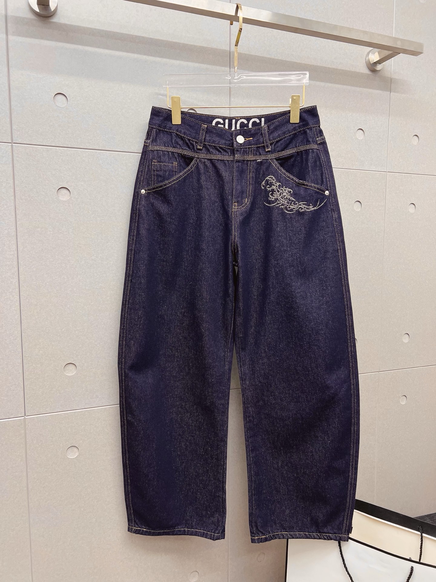 NO:872205,GUCCI men's denim large hem jeans, official album and poster wear style!  High-grade imported denim raw color fabrics are supplied to customers, and the pure 13oz denim fabrics from Okayama, Japan are specially selected. Heavy-duty environmentally friendly plant enzyme washing process is used. The texture has a light retro color, which is quite beautiful and is very suitable for autumn and winter color matching. The fabric is soft and delicate after washing, but has strong bones and a slight stretch, providing an excellent comfortable experience. There is no damage from any technological elements throughout the body, retaining the purest tannin color!  The details throughout the body are perfect, exquisite and sophisticated. The latest leather label on the waist highlights the brand's characteristics. The hardware accessories, leather label and wiring all reflect the craftsmanship!  The silhouette is perfectly tailored and has excellent butt lift and slimming effect. It can be easily matched with any top in the wardrobe. It has wide compatibility and is suitable for various daily wear. The upper body is full of style. It is a must-have trousers for those who are obsessed with quality control and 1V!  Size 29-38 (not 35.37),,gucci,jeans,19860909GUCCI 古奇 男士丹宁大裤脚牛仔裤,官宣画册海报穿搭款！ 客供高级进口的丹宁原色面料,特选日本冈山纯正13oz 盎司牛仔布料,重磅环保植物酵素水洗工艺,肌理有着淡淡的复古色彩,相当漂亮,极符合秋冬的配色,面料经过水洗后柔软细腻,但筋骨感极强,且略带弹力,提供了绝佳的舒适体验,通身无任何工艺元素破坏,保留了最纯粹的丹宁本色！通身细节完美如斯,精湛且考究,最新的腰部皮标彰显了品牌特质,五金配件、皮标、走线无不体现出匠心工艺！版型剪裁完美,提臀修身效果绝佳,可轻松横扫衣橱任何的上装搭配,兼容性广泛,满足于日常各种穿搭,上身型款十足,于品质控及1V迷控者必入型裤装！ 尺码29—38（没35.37）,,gucci,jeans,,Men's clothing