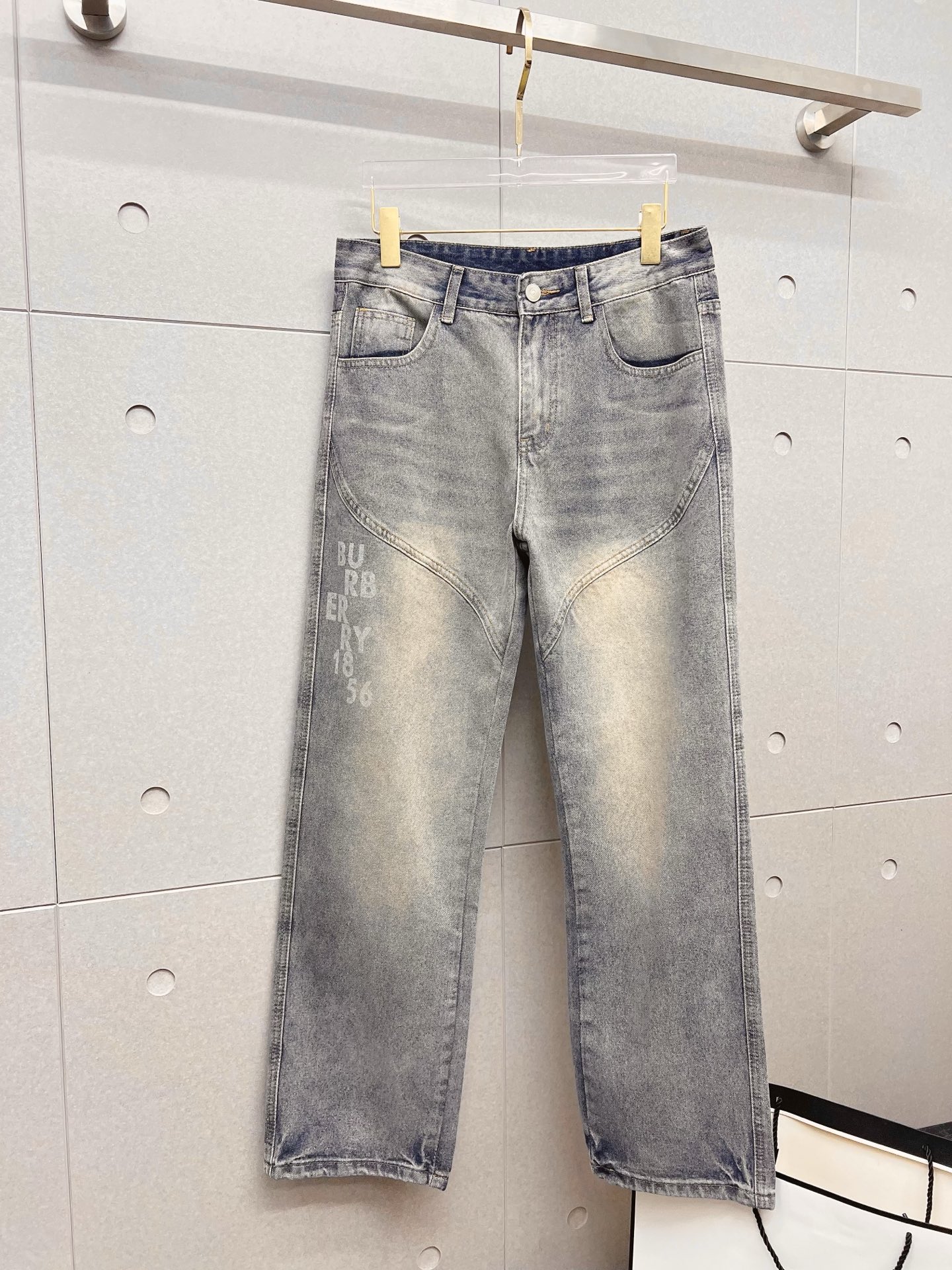 NO:872198,Burberry men's denim large hem jeans, official album and poster style!  High-grade imported denim raw color fabrics are supplied to customers, and the pure 13oz denim fabrics from Okayama, Japan are specially selected. Heavy-duty environmentally friendly plant enzyme washing process is used. The texture has a light retro color, which is quite beautiful and is very suitable for autumn and winter color matching. The fabric is soft and delicate after washing, but has strong bones and a slight stretch, providing an excellent comfortable experience. There is no damage from any technological elements throughout the body, retaining the purest tannin color!  The details throughout the body are perfect, exquisite and sophisticated. The latest leather label on the waist highlights the brand's characteristics. The hardware accessories, leather label and wiring all reflect the craftsmanship!  The silhouette is perfectly tailored and has excellent butt lift and slimming effect. It can be easily matched with any top in the wardrobe. It has wide compatibility and is suitable for various daily wear. The upper body is full of style. It is a must-have trousers for those who are obsessed with quality control and 1V!  Size 29-38 (not 35.37),,burberry,burberry,jeans,19860909Burberry 巴宝莉 男士丹宁大裤脚牛仔裤,官宣画册海报穿搭款！ 客供高级进口的丹宁原色面料,特选日本冈山纯正13oz 盎司牛仔布料,重磅环保植物酵素水洗工艺,肌理有着淡淡的复古色彩,相当漂亮,极符合秋冬的配色,面料经过水洗后柔软细腻,但筋骨感极强,且略带弹力,提供了绝佳的舒适体验,通身无任何工艺元素破坏,保留了最纯粹的丹宁本色！通身细节完美如斯,精湛且考究,最新的腰部皮标彰显了品牌特质,五金配件、皮标、走线无不体现出匠心工艺！版型剪裁完美,提臀修身效果绝佳,可轻松横扫衣橱任何的上装搭配,兼容性广泛,满足于日常各种穿搭,上身型款十足,于品质控及1V迷控者必入型裤装！ 尺码29—38（没35.37）,,burberry,burberry,jeans,,Men's clothing