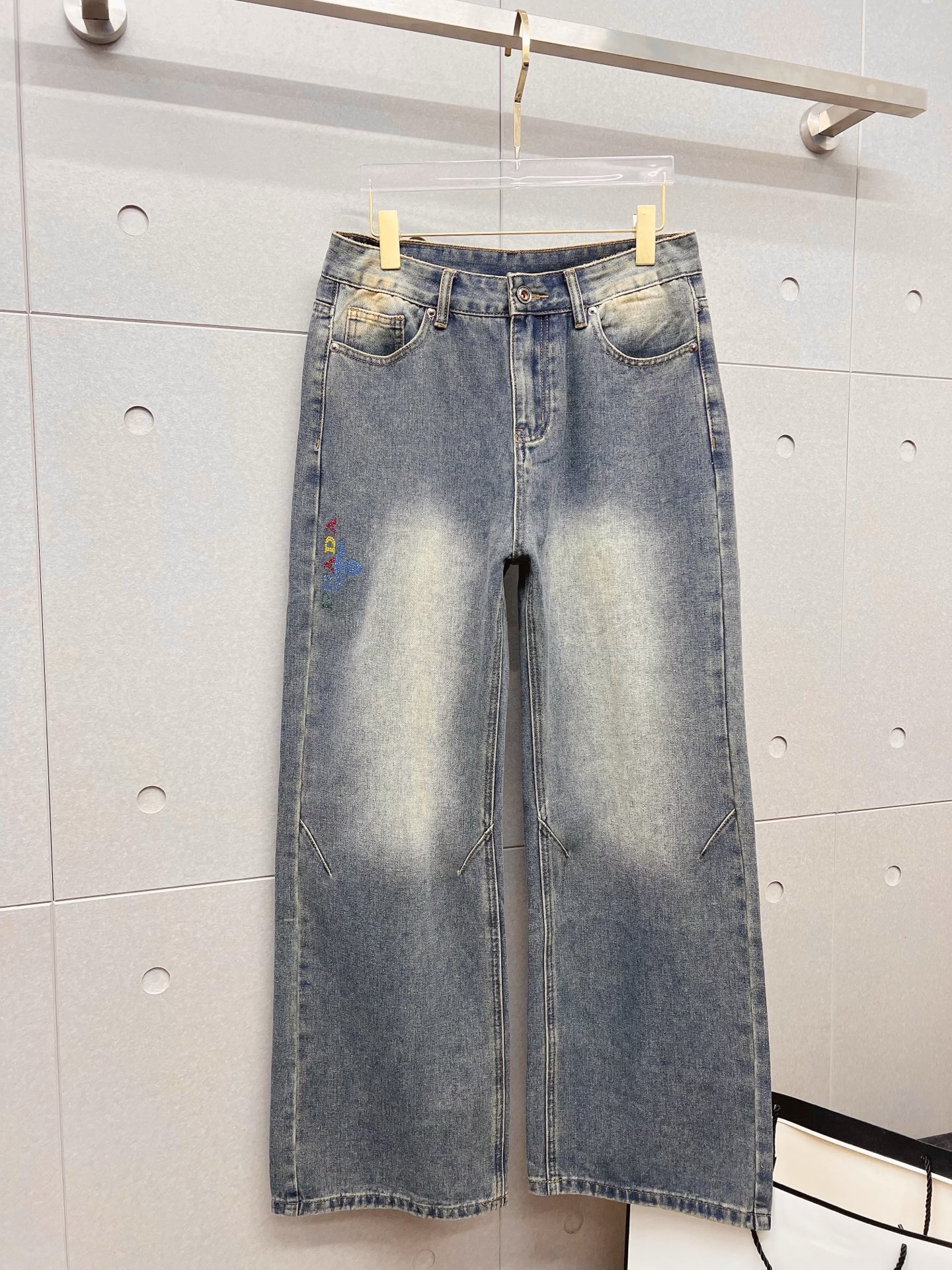 NO:872220,PRADA Men's denim jeans with large hems, official album and poster wear style!  High-grade imported denim raw color fabrics are supplied to customers, and the pure 13oz denim fabrics from Okayama, Japan are specially selected. Heavy-duty environmentally friendly plant enzyme washing process is used. The texture has a light retro color, which is quite beautiful and is very suitable for autumn and winter color matching. The fabric is soft and delicate after washing, but has strong bones and a slight stretch, providing an excellent comfortable experience. There is no damage from any technological elements throughout the body, retaining the purest tannin color!  The details throughout the body are perfect, exquisite and sophisticated. The latest leather label on the waist highlights the brand's characteristics. The hardware accessories, leather label and wiring all reflect the craftsmanship!  The silhouette is perfectly tailored and has excellent butt lift and slimming effect. It can be easily matched with any top in the wardrobe. It has wide compatibility and is suitable for various daily wear. The upper body is full of style. It is a must-have trousers for those who are obsessed with quality control and 1V!  Size 29-38 (not 35.37),, prada, prada, jeans,19860909PRADA 普拉达 男士丹宁大裤脚牛仔裤,官宣画册海报穿搭款！ 客供高级进口的丹宁原色面料,特选日本冈山纯正13oz 盎司牛仔布料,重磅环保植物酵素水洗工艺,肌理有着淡淡的复古色彩,相当漂亮,极符合秋冬的配色,面料经过水洗后柔软细腻,但筋骨感极强,且略带弹力,提供了绝佳的舒适体验,通身无任何工艺元素破坏,保留了最纯粹的丹宁本色！通身细节完美如斯,精湛且考究,最新的腰部皮标彰显了品牌特质,五金配件、皮标、走线无不体现出匠心工艺！版型剪裁完美,提臀修身效果绝佳,可轻松横扫衣橱任何的上装搭配,兼容性广泛,满足于日常各种穿搭,上身型款十足,于品质控及1V迷控者必入型裤装！ 尺码29—38（没35.37）,,prada,prada,jeans,,Men's clothing