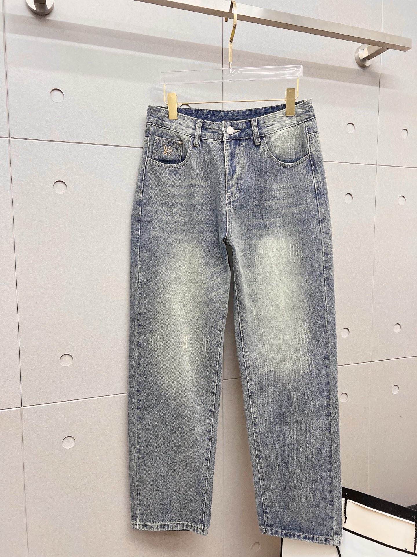 NO:872190,LV men's denim large hem jeans, official album and poster wear style!  High-grade imported denim raw color fabrics are supplied to customers, and the pure 13oz denim fabrics from Okayama, Japan are specially selected. Heavy-duty environmentally friendly plant enzyme washing process is used. The texture has a light retro color, which is quite beautiful and is very suitable for autumn and winter color matching. The fabric is soft and delicate after washing, but has strong bones and a slight stretch, providing an excellent comfortable experience. There is no damage from any technological elements throughout the body, retaining the purest tannin color!  The details throughout the body are perfect, exquisite and sophisticated. The latest leather label on the waist highlights the brand's characteristics. The hardware accessories, leather label and wiring all reflect the craftsmanship!  The silhouette is perfectly tailored and has excellent butt lift and slimming effect. It can be easily matched with any top in the wardrobe. It has wide compatibility and is suitable for various daily wear. The upper body is full of style. It is a must-have trousers for those who are obsessed with quality control and 1V!  Size 29-38 (not 35.37),,louis vuitton,jeans,19860909LV 男士丹宁大裤脚牛仔裤,官宣画册海报穿搭款！ 客供高级进口的丹宁原色面料,特选日本冈山纯正13oz 盎司牛仔布料,重磅环保植物酵素水洗工艺,肌理有着淡淡的复古色彩,相当漂亮,极符合秋冬的配色,面料经过水洗后柔软细腻,但筋骨感极强,且略带弹力,提供了绝佳的舒适体验,通身无任何工艺元素破坏,保留了最纯粹的丹宁本色！通身细节完美如斯,精湛且考究,最新的腰部皮标彰显了品牌特质,五金配件、皮标、走线无不体现出匠心工艺！版型剪裁完美,提臀修身效果绝佳,可轻松横扫衣橱任何的上装搭配,兼容性广泛,满足于日常各种穿搭,上身型款十足,于品质控及1V迷控者必入型裤装！ 尺码29—38（没35.37）,,louis vuitton,jeans,,Men's clothing