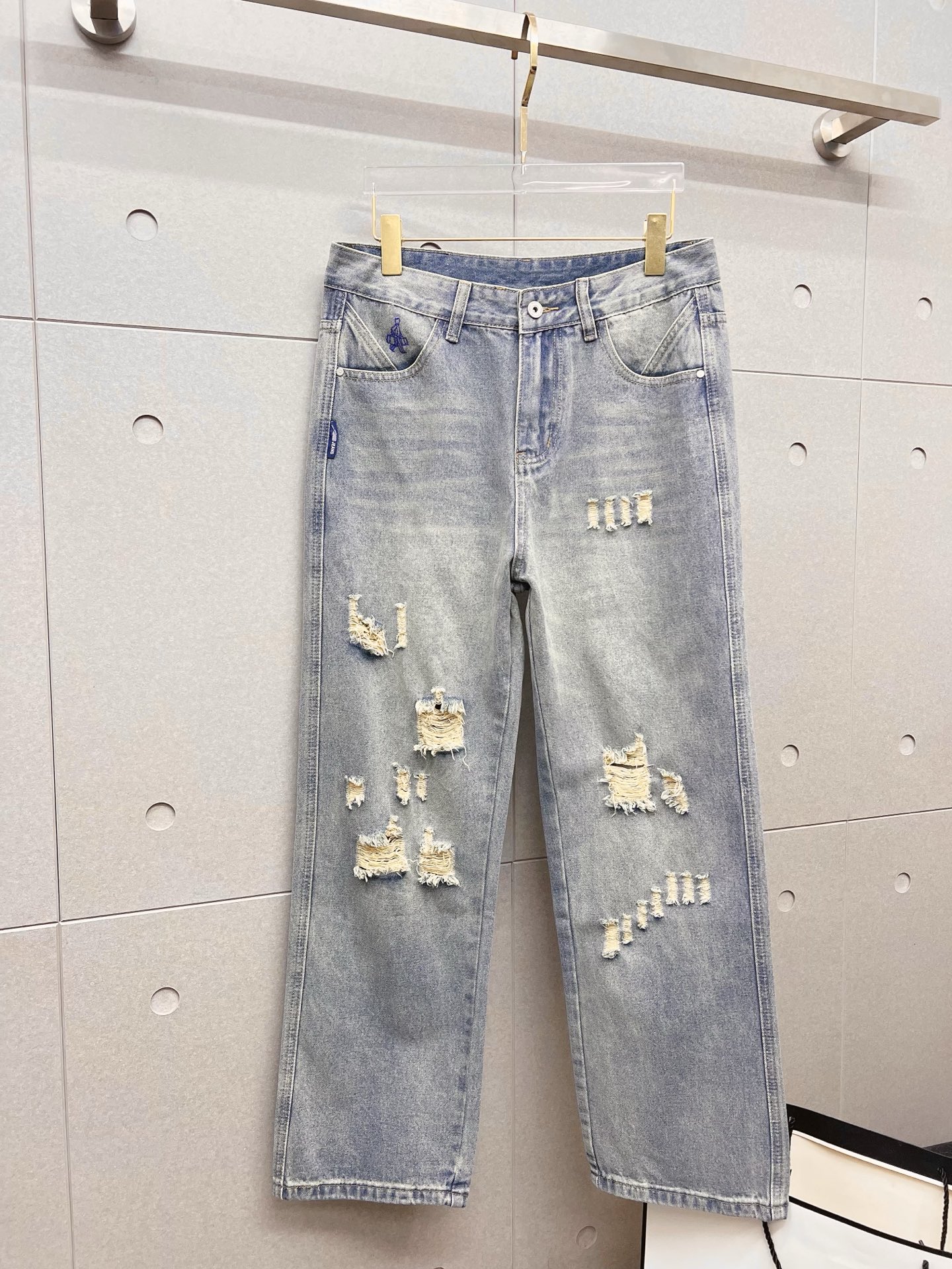 NO:832726,PRADA Men's denim jeans with large hems, official album and poster wear style!  High-grade imported denim raw color fabrics are supplied to customers, and the pure 13oz denim fabrics from Okayama, Japan are specially selected. Heavy-duty environmentally friendly plant enzyme washing process is used. The texture has a light retro color, which is quite beautiful and is very suitable for autumn and winter color matching. The fabric is soft and delicate after washing, but has strong bones and a slight stretch, providing an excellent comfortable experience. There is no damage from any technological elements throughout the body, retaining the purest tannin color!  The details throughout the body are perfect, exquisite and sophisticated. The latest leather label on the waist highlights the brand's characteristics. The hardware accessories, leather label and wiring all reflect the craftsmanship!  The silhouette is perfectly tailored and has excellent butt lift and slimming effect. It can be easily matched with any top in the wardrobe. It has wide compatibility and is suitable for various daily wear. The upper body is full of style. It is a must-have trousers for those who are obsessed with quality control and 1V!  Size 29-38 (not 35.37),, prada, prada, jeans,19860909PRADA 普拉达 男士丹宁大裤脚牛仔裤,官宣画册海报穿搭款！ 客供高级进口的丹宁原色面料,特选日本冈山纯正13oz 盎司牛仔布料,重磅环保植物酵素水洗工艺,肌理有着淡淡的复古色彩,相当漂亮,极符合秋冬的配色,面料经过水洗后柔软细腻,但筋骨感极强,且略带弹力,提供了绝佳的舒适体验,通身无任何工艺元素破坏,保留了最纯粹的丹宁本色！通身细节完美如斯,精湛且考究,最新的腰部皮标彰显了品牌特质,五金配件、皮标、走线无不体现出匠心工艺！版型剪裁完美,提臀修身效果绝佳,可轻松横扫衣橱任何的上装搭配,兼容性广泛,满足于日常各种穿搭,上身型款十足,于品质控及1V迷控者必入型裤装！ 尺码29—38（没35.37）,,prada,prada,jeans,,Men's clothing