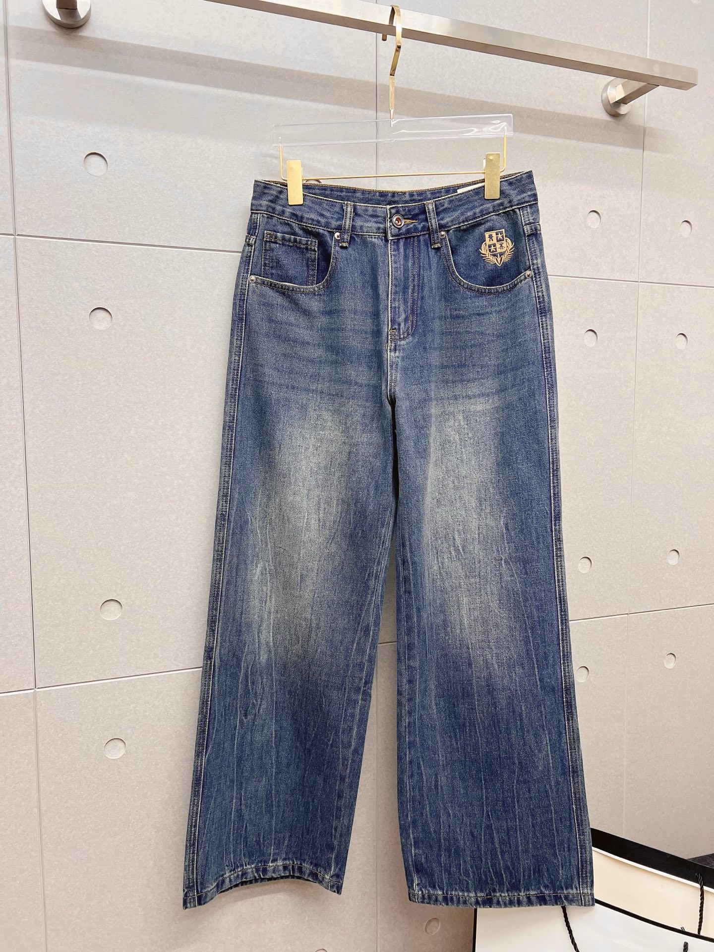 NO:872212,LP men's denim large hem jeans, official album and poster style!  High-grade imported denim raw color fabrics are supplied to customers, and the pure 13oz denim fabrics from Okayama, Japan are specially selected. Heavy-duty environmentally friendly plant enzyme washing process is used. The texture has a light retro color, which is quite beautiful and is very suitable for autumn and winter color matching. The fabric is soft and delicate after washing, but has strong bones and a slight stretch, providing an excellent comfortable experience. There is no damage from any technological elements throughout the body, retaining the purest tannin color!  The details throughout the body are perfect, exquisite and sophisticated. The latest leather label on the waist highlights the brand's characteristics. The hardware accessories, leather label and wiring all reflect the craftsmanship!  The silhouette is perfectly tailored and has excellent butt lift and slimming effect. It can be easily matched with any top in the wardrobe. It has wide compatibility and is suitable for various daily wear. The upper body is full of style. It is a must-have trousers for those who are obsessed with quality control and 1V!  Size 29-38 (not 35.37),,loro piana,jeans,19860909LP 男士丹宁大裤脚牛仔裤,官宣画册海报穿搭款！ 客供高级进口的丹宁原色面料,特选日本冈山纯正13oz 盎司牛仔布料,重磅环保植物酵素水洗工艺,肌理有着淡淡的复古色彩,相当漂亮,极符合秋冬的配色,面料经过水洗后柔软细腻,但筋骨感极强,且略带弹力,提供了绝佳的舒适体验,通身无任何工艺元素破坏,保留了最纯粹的丹宁本色！通身细节完美如斯,精湛且考究,最新的腰部皮标彰显了品牌特质,五金配件、皮标、走线无不体现出匠心工艺！版型剪裁完美,提臀修身效果绝佳,可轻松横扫衣橱任何的上装搭配,兼容性广泛,满足于日常各种穿搭,上身型款十足,于品质控及1V迷控者必入型裤装！ 尺码29—38（没35.37）,,loro piana,jeans,,Men's clothing