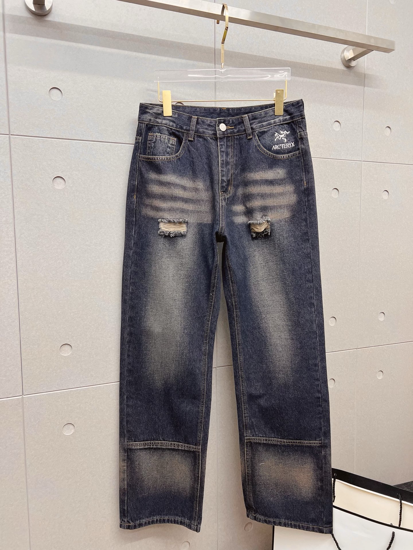 NO:832731,Arc'teryx men's denim large hem jeans, official album and poster wear style!  High-grade imported denim raw color fabrics are supplied to customers, and the pure 13oz denim fabrics from Okayama, Japan are specially selected. Heavy-duty environmentally friendly plant enzyme washing process is used. The texture has a light retro color, which is quite beautiful and is very suitable for autumn and winter color matching. The fabric is soft and delicate after washing, but has strong bones and a slight stretch, providing an excellent comfortable experience. There is no damage from any technological elements throughout the body, retaining the purest tannin color!  The details throughout the body are perfect, exquisite and sophisticated. The latest leather label on the waist highlights the brand's characteristics. The hardware accessories, leather label and wiring all reflect the craftsmanship!  The silhouette is perfectly tailored and has excellent butt lift and slimming effect. It can be easily matched with any top in the wardrobe. It has wide compatibility and is suitable for various daily wear. The upper body is full of style. It is a must-have trousers for those who are obsessed with quality control and 1V!  Size 29-38 (not 35.37),arc'teryx,jeans,19860909始祖鸟 男士丹宁大裤脚牛仔裤,官宣画册海报穿搭款！ 客供高级进口的丹宁原色面料,特选日本冈山纯正13oz 盎司牛仔布料,重磅环保植物酵素水洗工艺,肌理有着淡淡的复古色彩,相当漂亮,极符合秋冬的配色,面料经过水洗后柔软细腻,但筋骨感极强,且略带弹力,提供了绝佳的舒适体验,通身无任何工艺元素破坏,保留了最纯粹的丹宁本色！通身细节完美如斯,精湛且考究,最新的腰部皮标彰显了品牌特质,五金配件、皮标、走线无不体现出匠心工艺！版型剪裁完美,提臀修身效果绝佳,可轻松横扫衣橱任何的上装搭配,兼容性广泛,满足于日常各种穿搭,上身型款十足,于品质控及1V迷控者必入型裤装！ 尺码29—38（没35.37）,arc'teryx,jeans,,Men's clothing