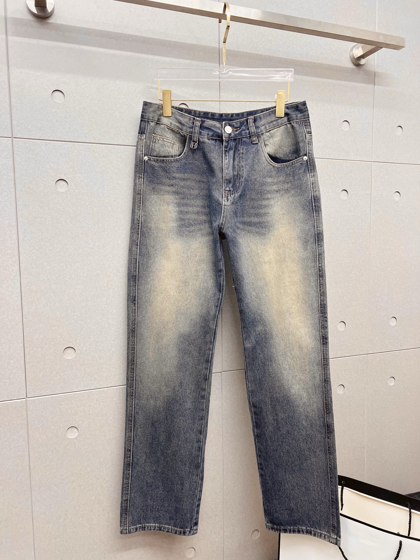 NO:872236,Hermès men's denim jeans with large hems, official album and poster style!  High-grade imported denim raw color fabrics are supplied to customers, and the pure 13oz denim fabrics from Okayama, Japan are specially selected. Heavy-duty environmentally friendly plant enzyme washing process is used. The texture has a light retro color, which is quite beautiful and is very suitable for autumn and winter color matching. The fabric is soft and delicate after washing, but has strong bones and a slight stretch, providing an excellent comfortable experience. There is no damage from any technological elements throughout the body, retaining the purest tannin color!  The details throughout the body are perfect, exquisite and sophisticated. The latest leather label on the waist highlights the brand's characteristics. The hardware accessories, leather label and wiring all reflect the craftsmanship!  The silhouette is perfectly tailored and has excellent butt lift and slimming effect. It can be easily matched with any top in the wardrobe. It has wide compatibility and is suitable for various daily wear. The upper body is full of style. It is a must-have trousers for those who are obsessed with quality control and 1V!  Size 29-38 (not 35.37),,hermes,jeans,19860909爱马仕 男士丹宁大裤脚牛仔裤,官宣画册海报穿搭款！ 客供高级进口的丹宁原色面料,特选日本冈山纯正13oz 盎司牛仔布料,重磅环保植物酵素水洗工艺,肌理有着淡淡的复古色彩,相当漂亮,极符合秋冬的配色,面料经过水洗后柔软细腻,但筋骨感极强,且略带弹力,提供了绝佳的舒适体验,通身无任何工艺元素破坏,保留了最纯粹的丹宁本色！通身细节完美如斯,精湛且考究,最新的腰部皮标彰显了品牌特质,五金配件、皮标、走线无不体现出匠心工艺！版型剪裁完美,提臀修身效果绝佳,可轻松横扫衣橱任何的上装搭配,兼容性广泛,满足于日常各种穿搭,上身型款十足,于品质控及1V迷控者必入型裤装！ 尺码29—38（没35.37）,,hermes,jeans,,Men's clothing