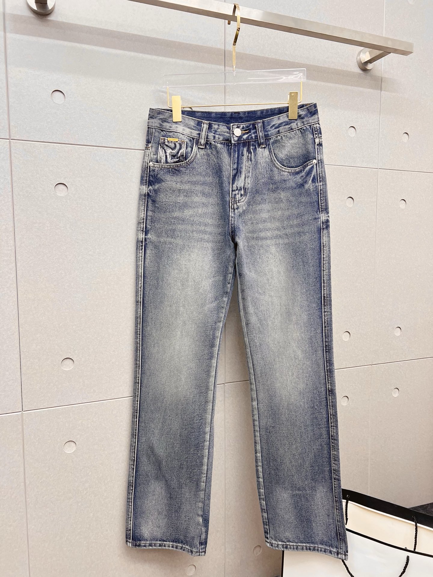 NO:832739,DG men's denim large hem jeans, official album and poster wear style!  High-grade imported denim raw color fabrics are supplied to customers, and the pure 13oz denim fabrics from Okayama, Japan are specially selected. Heavy-duty environmentally friendly plant enzyme washing process is used. The texture has a light retro color, which is quite beautiful and is very suitable for autumn and winter color matching. The fabric is soft and delicate after washing, but has strong bones and a slight stretch, providing an excellent comfortable experience. There is no damage from any technological elements throughout the body, retaining the purest tannin color!  The details throughout the body are perfect, exquisite and sophisticated. The latest leather label on the waist highlights the brand's characteristics. The hardware accessories, leather label and wiring all reflect the craftsmanship!  The silhouette is perfectly tailored and has excellent butt lift and slimming effect. It can be easily matched with any top in the wardrobe. It has wide compatibility and is suitable for various daily wear. The upper body is full of style. It is a must-have trousers for those who are obsessed with quality control and 1V!  Size 29-38 (not 35.37),,jeans,19860909DG 男士丹宁大裤脚牛仔裤,官宣画册海报穿搭款！ 客供高级进口的丹宁原色面料,特选日本冈山纯正13oz 盎司牛仔布料,重磅环保植物酵素水洗工艺,肌理有着淡淡的复古色彩,相当漂亮,极符合秋冬的配色,面料经过水洗后柔软细腻,但筋骨感极强,且略带弹力,提供了绝佳的舒适体验,通身无任何工艺元素破坏,保留了最纯粹的丹宁本色！通身细节完美如斯,精湛且考究,最新的腰部皮标彰显了品牌特质,五金配件、皮标、走线无不体现出匠心工艺！版型剪裁完美,提臀修身效果绝佳,可轻松横扫衣橱任何的上装搭配,兼容性广泛,满足于日常各种穿搭,上身型款十足,于品质控及1V迷控者必入型裤装！ 尺码29—38（没35.37）,,jeans,,Men's clothing