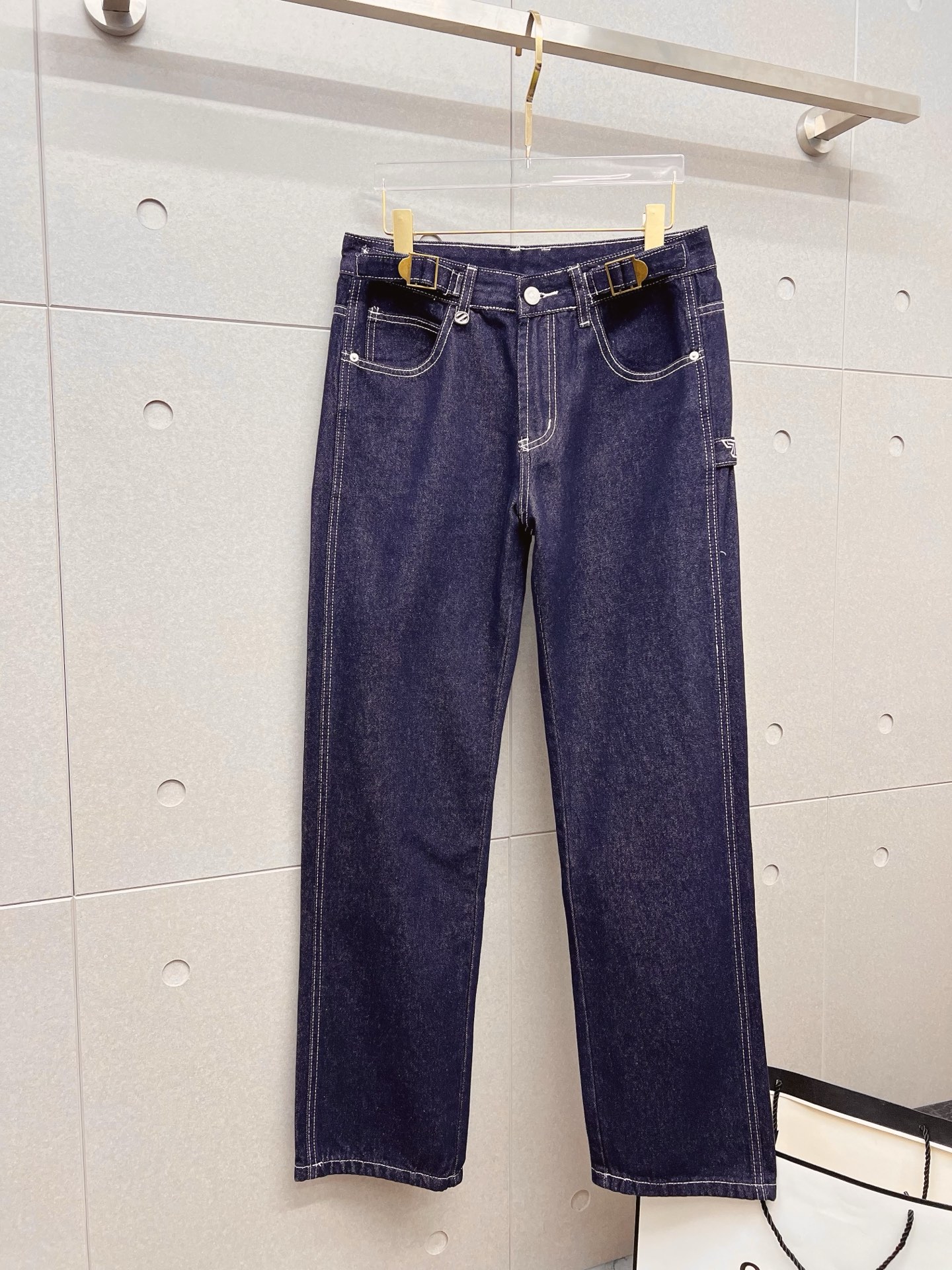 NO:872182,Ermenegildo Zegna men's fashionable large-leg jeans, official album and poster wear style!  High-grade imported denim raw color fabrics are supplied to customers, and the pure 13oz denim fabrics from Okayama, Japan are specially selected. Heavy-duty environmentally friendly plant enzyme washing process is used. The texture has a light retro color, which is quite beautiful and is very suitable for autumn and winter color matching. The fabric is soft and delicate after washing, but has strong bones and a slight stretch, providing an excellent comfortable experience. There is no damage from any technological elements throughout the body, retaining the purest tannin color!  The details throughout the body are perfect, exquisite and sophisticated. The latest leather label on the waist highlights the brand's characteristics. The hardware accessories, leather label and wiring all reflect the craftsmanship!  The silhouette is perfectly tailored and has excellent butt lift and slimming effect. It can be easily matched with any top in the wardrobe. It has wide compatibility and is suitable for various daily wear. The upper body is full of style. It is a must-have trousers for those who are obsessed with quality control and 1V!  Size 29-38 No 35 37,,zegna,jeans,19860909杰尼亚 男士时尚潮流大裤脚牛仔裤,官宣画册海报穿搭款！ 客供高级进口的丹宁原色面料,特选日本冈山纯正13oz 盎司牛仔布料,重磅环保植物酵素水洗工艺,肌理有着淡淡的复古色彩,相当漂亮,极符合秋冬的配色,面料经过水洗后柔软细腻,但筋骨感极强,且略带弹力,提供了绝佳的舒适体验,通身无任何工艺元素破坏,保留了最纯粹的丹宁本色！通身细节完美如斯,精湛且考究,最新的腰部皮标彰显了品牌特质,五金配件、皮标、走线无不体现出匠心工艺！版型剪裁完美,提臀修身效果绝佳,可轻松横扫衣橱任何的上装搭配,兼容性广泛,满足于日常各种穿搭,上身型款十足,于品质控及1V迷控者必入型裤装！ 尺码29-38 无35 37,,zegna,jeans,,Men's clothing