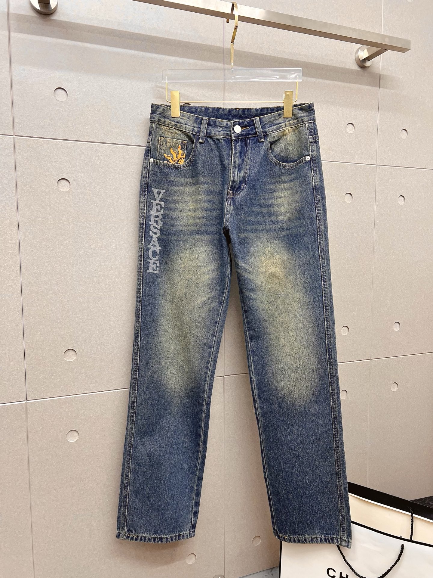 NO:872175,Versace men's fashion trendy large hem jeans, official album and poster style!  High-grade imported denim raw color fabrics are supplied to customers, and the pure 13oz denim fabrics from Okayama, Japan are specially selected. Heavy-duty environmentally friendly plant enzyme washing process is used. The texture has a light retro color, which is quite beautiful and is very suitable for autumn and winter color matching. The fabric is soft and delicate after washing, but has strong bones and a slight stretch, providing an excellent comfortable experience. There is no damage from any technological elements throughout the body, retaining the purest tannin color!  The details throughout the body are perfect, exquisite and sophisticated. The latest leather label on the waist highlights the brand's characteristics. The hardware accessories, leather label and wiring all reflect the craftsmanship!  The silhouette is perfectly tailored and has excellent butt lift and slimming effect. It can be easily matched with any top in the wardrobe. It has wide compatibility and is suitable for various daily wear. The upper body is full of style. It is a must-have trousers for those who are obsessed with quality control and 1V!  Size 29-38 No 35 37,,versace,jeans,19860909范思哲 男士时尚潮流大裤脚牛仔裤,官宣画册海报穿搭款！ 客供高级进口的丹宁原色面料,特选日本冈山纯正13oz 盎司牛仔布料,重磅环保植物酵素水洗工艺,肌理有着淡淡的复古色彩,相当漂亮,极符合秋冬的配色,面料经过水洗后柔软细腻,但筋骨感极强,且略带弹力,提供了绝佳的舒适体验,通身无任何工艺元素破坏,保留了最纯粹的丹宁本色！通身细节完美如斯,精湛且考究,最新的腰部皮标彰显了品牌特质,五金配件、皮标、走线无不体现出匠心工艺！版型剪裁完美,提臀修身效果绝佳,可轻松横扫衣橱任何的上装搭配,兼容性广泛,满足于日常各种穿搭,上身型款十足,于品质控及1V迷控者必入型裤装！ 尺码29-38 无35 37,,versace,jeans,,Men's clothing