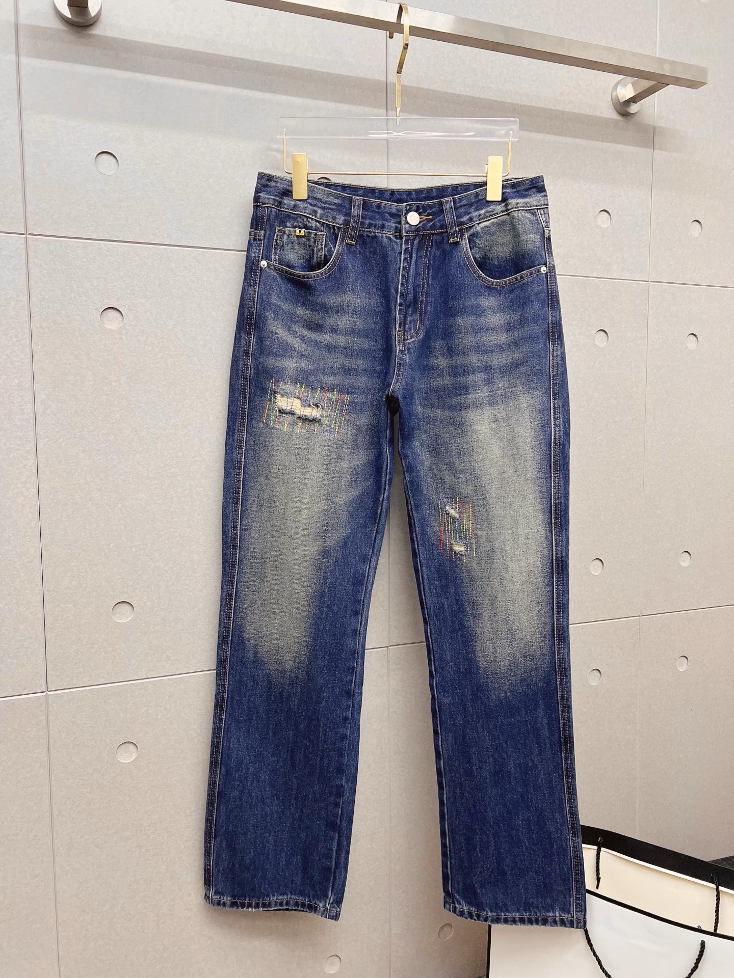 NO:872167,FENDI Fendi men's fashionable large-leg jeans, official album and poster wear style!  High-grade imported denim raw color fabrics are supplied to customers, and the pure 13oz denim fabrics from Okayama, Japan are specially selected. Heavy-duty environmentally friendly plant enzyme washing process is used. The texture has a light retro color, which is quite beautiful and is very suitable for autumn and winter color matching. The fabric is soft and delicate after washing, but has strong bones and a slight stretch, providing an excellent comfortable experience. There is no damage from any technological elements throughout the body, retaining the purest tannin color!  The details throughout the body are perfect, exquisite and sophisticated. The latest leather label on the waist highlights the brand's characteristics. The hardware accessories, leather label and wiring all reflect the craftsmanship!  The silhouette is perfectly tailored and has excellent butt lift and slimming effect. It can be easily matched with any top in the wardrobe. It has wide compatibility and is suitable for various daily wear. The upper body is full of style. It is a must-have trousers for those who are obsessed with quality control and 1V!  Size 29-38 No 35 37,,fendi,fendi,jeans,19860909FENDI 芬迪 男士时尚潮流大裤脚牛仔裤,官宣画册海报穿搭款！ 客供高级进口的丹宁原色面料,特选日本冈山纯正13oz 盎司牛仔布料,重磅环保植物酵素水洗工艺,肌理有着淡淡的复古色彩,相当漂亮,极符合秋冬的配色,面料经过水洗后柔软细腻,但筋骨感极强,且略带弹力,提供了绝佳的舒适体验,通身无任何工艺元素破坏,保留了最纯粹的丹宁本色！通身细节完美如斯,精湛且考究,最新的腰部皮标彰显了品牌特质,五金配件、皮标、走线无不体现出匠心工艺！版型剪裁完美,提臀修身效果绝佳,可轻松横扫衣橱任何的上装搭配,兼容性广泛,满足于日常各种穿搭,上身型款十足,于品质控及1V迷控者必入型裤装！ 尺码29-38 无35 37,,fendi,fendi,jeans,,Men's clothing