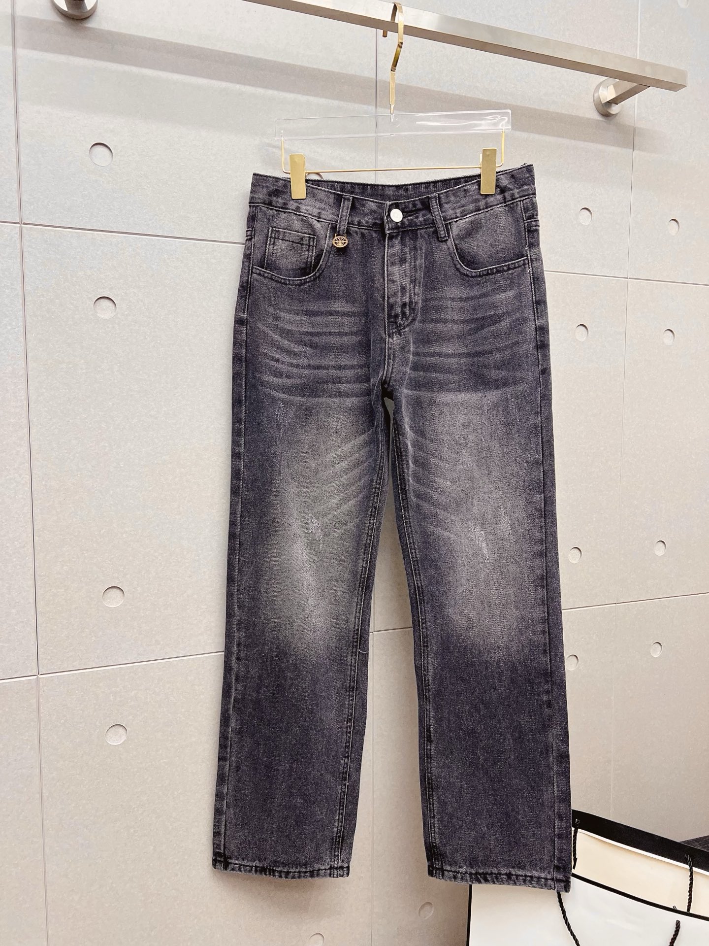 NO:872159,Dior Dior men's fashionable large-leg jeans, official album and poster wear style!  High-grade imported denim raw color fabrics are supplied to customers, and the pure 13oz denim fabrics from Okayama, Japan are specially selected. Heavy-duty environmentally friendly plant enzyme washing process is used. The texture has a light retro color, which is quite beautiful and is very suitable for autumn and winter color matching. The fabric is soft and delicate after washing, but has strong bones and a slight stretch, providing an excellent comfortable experience. There is no damage from any technological elements throughout the body, retaining the purest tannin color!  The details throughout the body are perfect, exquisite and sophisticated. The latest leather label on the waist highlights the brand's characteristics. The hardware accessories, leather label and wiring all reflect the craftsmanship!  The silhouette is perfectly tailored and has excellent butt lift and slimming effect. It can be easily matched with any top in the wardrobe. It has wide compatibility and is suitable for various daily wear. The upper body is full of style. It is a must-have trousers for those who are obsessed with quality control and 1V!  Size 29-38 No 35 37,,dior,dior,jeans,19860909Dior 迪奥 男士时尚潮流大裤脚牛仔裤,官宣画册海报穿搭款！ 客供高级进口的丹宁原色面料,特选日本冈山纯正13oz 盎司牛仔布料,重磅环保植物酵素水洗工艺,肌理有着淡淡的复古色彩,相当漂亮,极符合秋冬的配色,面料经过水洗后柔软细腻,但筋骨感极强,且略带弹力,提供了绝佳的舒适体验,通身无任何工艺元素破坏,保留了最纯粹的丹宁本色！通身细节完美如斯,精湛且考究,最新的腰部皮标彰显了品牌特质,五金配件、皮标、走线无不体现出匠心工艺！版型剪裁完美,提臀修身效果绝佳,可轻松横扫衣橱任何的上装搭配,兼容性广泛,满足于日常各种穿搭,上身型款十足,于品质控及1V迷控者必入型裤装！ 尺码29-38 无35 37,,dior,dior,jeans,,Men's clothing