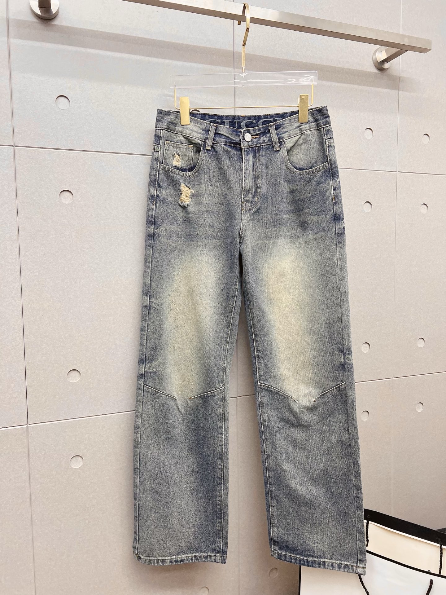 NO:872227,GUCCI men's fashion trendy large hem jeans, official album and poster wear style!  High-grade imported denim raw color fabrics are supplied to customers, and the pure 13oz denim fabrics from Okayama, Japan are specially selected. Heavy-duty environmentally friendly plant enzyme washing process is used. The texture has a light retro color, which is quite beautiful and is very suitable for autumn and winter color matching. The fabric is soft and delicate after washing, but has strong bones and a slight stretch, providing an excellent comfortable experience. There is no damage from any technological elements throughout the body, retaining the purest tannin color!  The details throughout the body are perfect, exquisite and sophisticated. The latest leather label on the waist highlights the brand's characteristics. The hardware accessories, leather label and wiring all reflect the craftsmanship!  The silhouette is perfectly tailored and has excellent butt lift and slimming effect. It can be easily matched with any top in the wardrobe. It has wide compatibility and is suitable for various daily wear. The upper body is full of style. It is a must-have trousers for those who are obsessed with quality control and 1V!  Size 29-38 No 35 37,,gucci,jeans,19860909GUCCI 古奇 男士时尚潮流大裤脚牛仔裤,官宣画册海报穿搭款！ 客供高级进口的丹宁原色面料,特选日本冈山纯正13oz 盎司牛仔布料,重磅环保植物酵素水洗工艺,肌理有着淡淡的复古色彩,相当漂亮,极符合秋冬的配色,面料经过水洗后柔软细腻,但筋骨感极强,且略带弹力,提供了绝佳的舒适体验,通身无任何工艺元素破坏,保留了最纯粹的丹宁本色！通身细节完美如斯,精湛且考究,最新的腰部皮标彰显了品牌特质,五金配件、皮标、走线无不体现出匠心工艺！版型剪裁完美,提臀修身效果绝佳,可轻松横扫衣橱任何的上装搭配,兼容性广泛,满足于日常各种穿搭,上身型款十足,于品质控及1V迷控者必入型裤装！ 尺码29-38 无35 37,,gucci,jeans,,Men's clothing
