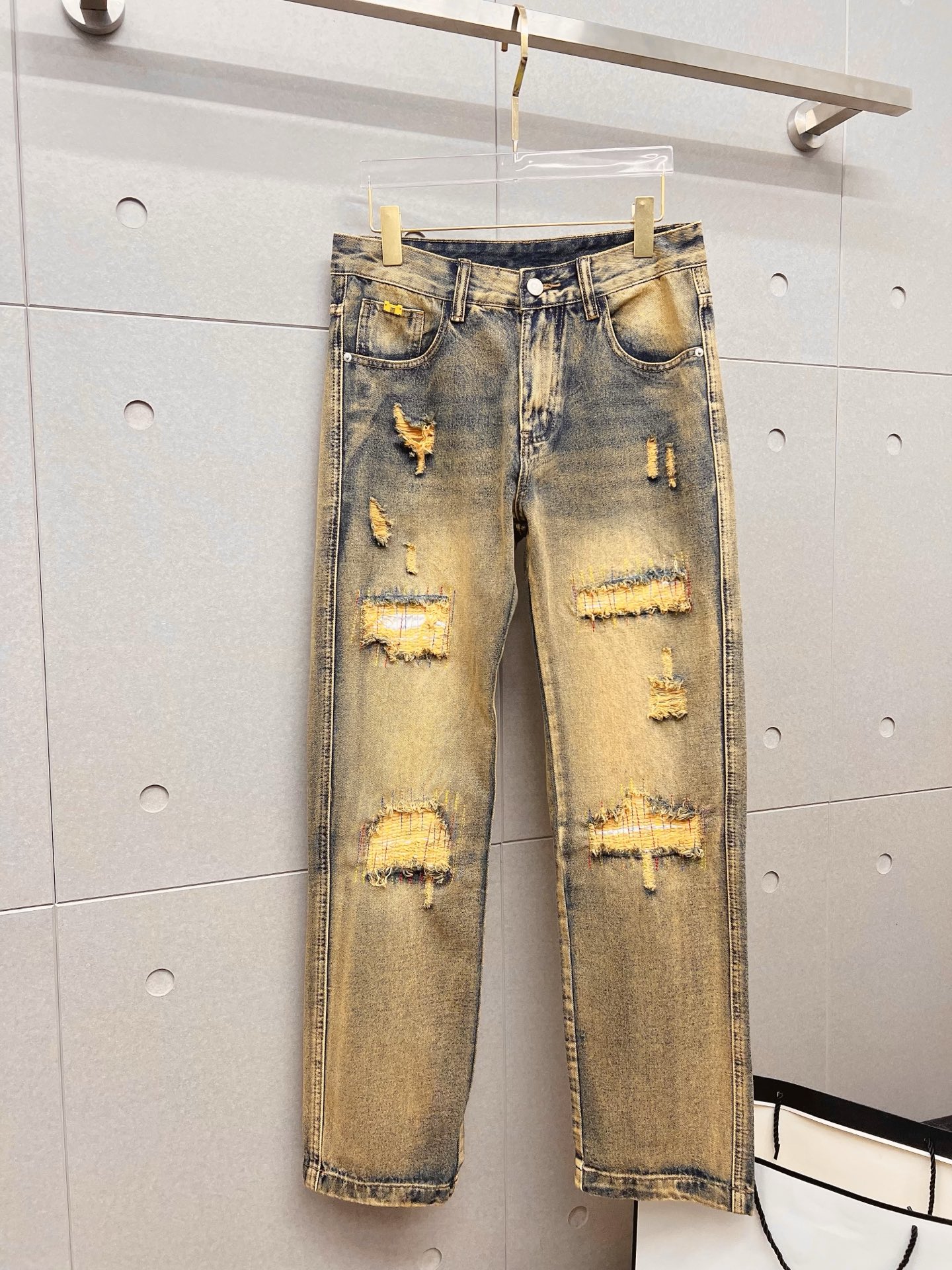 NO:872218,Givenchy men's fashion trendy large hem jeans, official album and poster style!  High-grade imported denim raw color fabrics are supplied to customers, and the pure 13oz denim fabrics from Okayama, Japan are specially selected. Heavy-duty environmentally friendly plant enzyme washing process is used. The texture has a light retro color, which is quite beautiful and is very suitable for autumn and winter color matching. The fabric is soft and delicate after washing, but has strong bones and a slight stretch, providing an excellent comfortable experience. There is no damage from any technological elements throughout the body, retaining the purest tannin color!  The details throughout the body are perfect, exquisite and sophisticated. The latest leather label on the waist highlights the brand's characteristics. The hardware accessories, leather label and wiring all reflect the craftsmanship!  The silhouette is perfectly tailored and has excellent butt lift and slimming effect. It can be easily matched with any top in the wardrobe. It has wide compatibility and is suitable for various daily wear. The upper body is full of style. It is a must-have trousers for those who are obsessed with quality control and 1V!  Size 29-38 No 35 37,,givenchy,jeans,19860909纪梵希 男士时尚潮流大裤脚牛仔裤,官宣画册海报穿搭款！ 客供高级进口的丹宁原色面料,特选日本冈山纯正13oz 盎司牛仔布料,重磅环保植物酵素水洗工艺,肌理有着淡淡的复古色彩,相当漂亮,极符合秋冬的配色,面料经过水洗后柔软细腻,但筋骨感极强,且略带弹力,提供了绝佳的舒适体验,通身无任何工艺元素破坏,保留了最纯粹的丹宁本色！通身细节完美如斯,精湛且考究,最新的腰部皮标彰显了品牌特质,五金配件、皮标、走线无不体现出匠心工艺！版型剪裁完美,提臀修身效果绝佳,可轻松横扫衣橱任何的上装搭配,兼容性广泛,满足于日常各种穿搭,上身型款十足,于品质控及1V迷控者必入型裤装！ 尺码29-38 无35 37,,givenchy,jeans,,Men's clothing